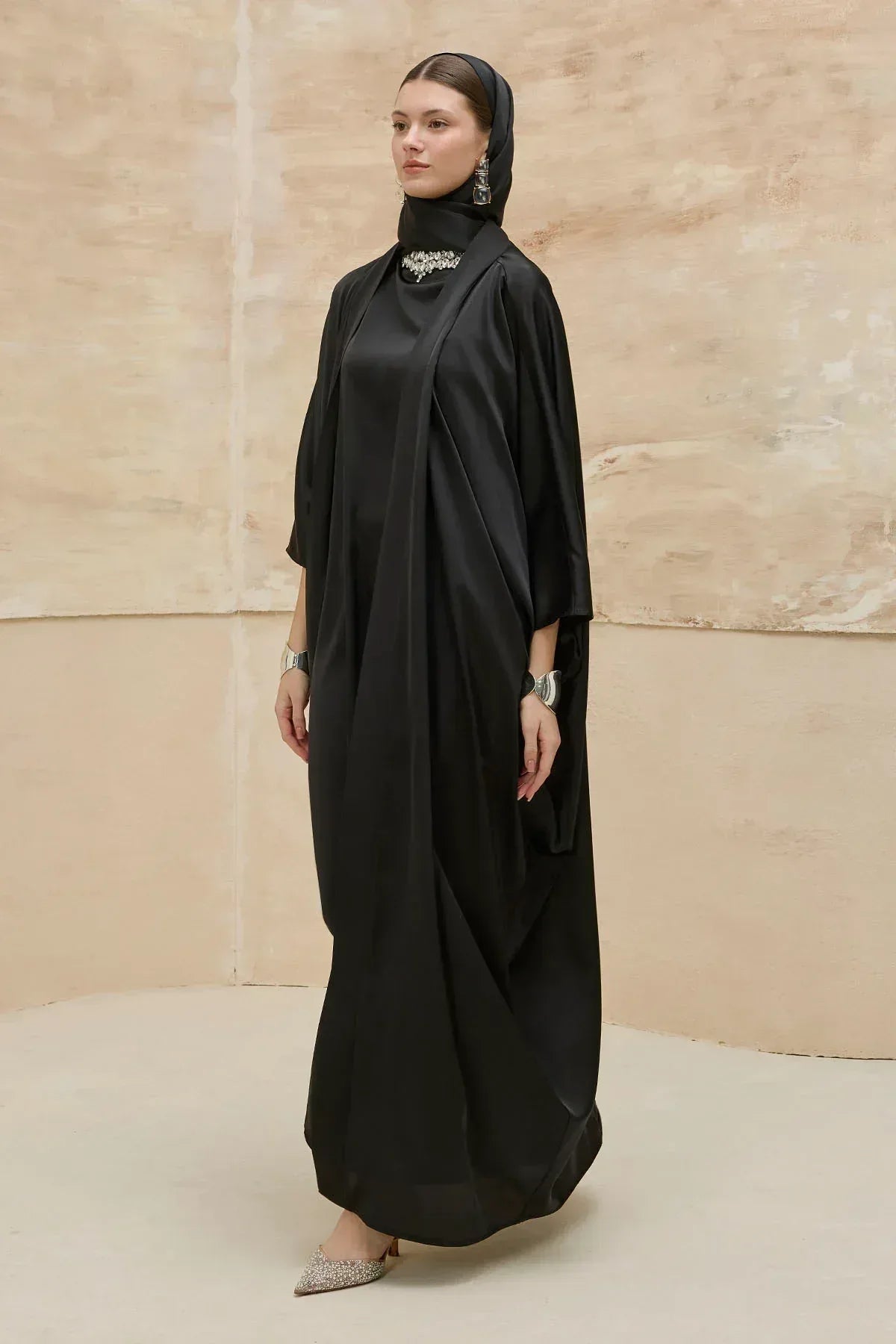 Taş İşlemeli Kum Saten Uzun Siyah Abaya Takım - VIADEL Atelier