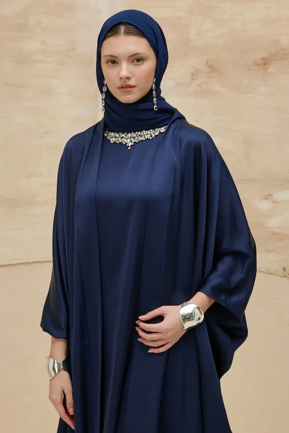 Taş İşlemeli Kum Saten Uzun Lacivert Abaya Takım - VIADEL Atelier