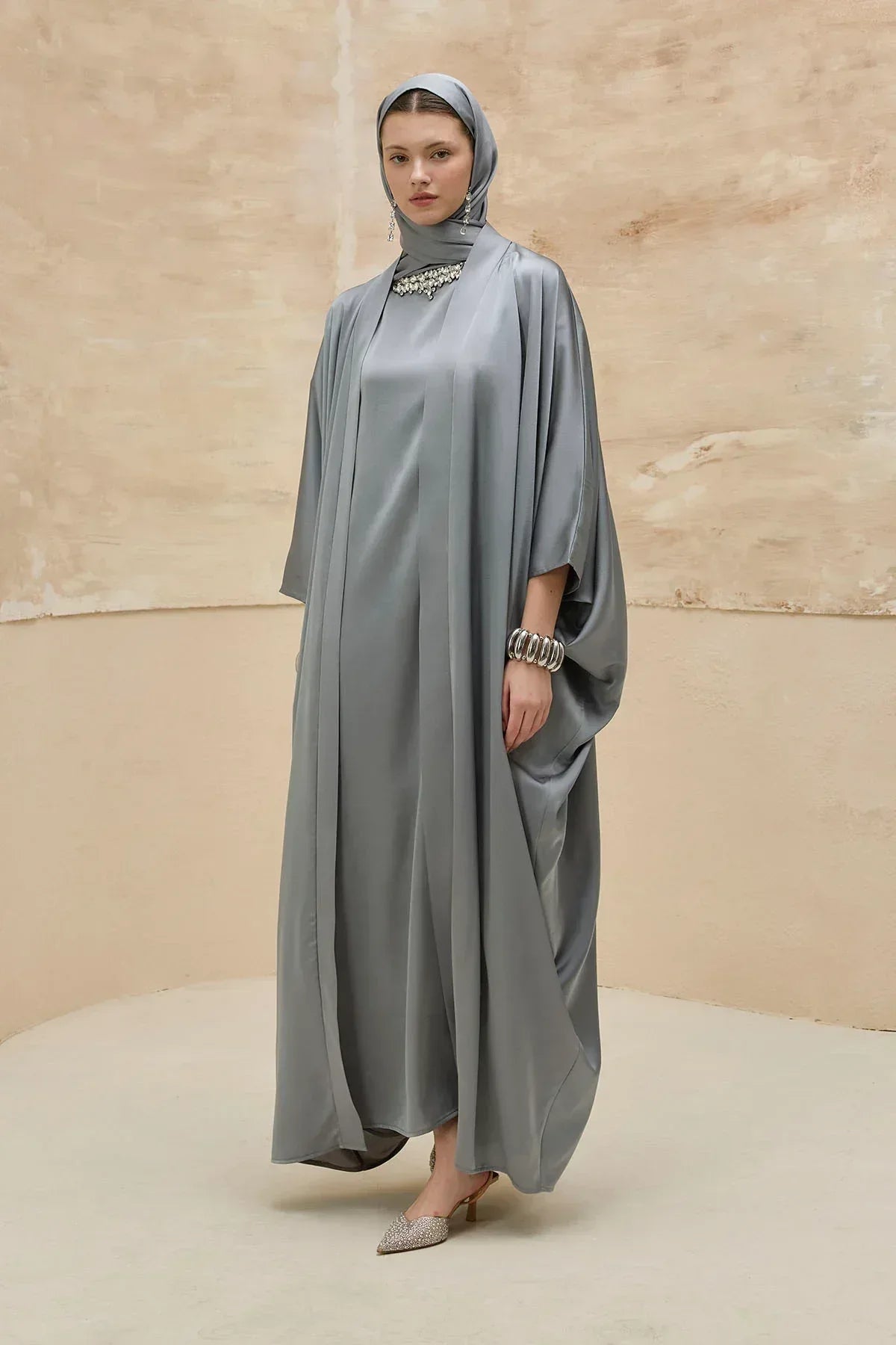 Taş İşlemeli Kum Saten Uzun Gri Abaya Takım - VIADEL Atelier