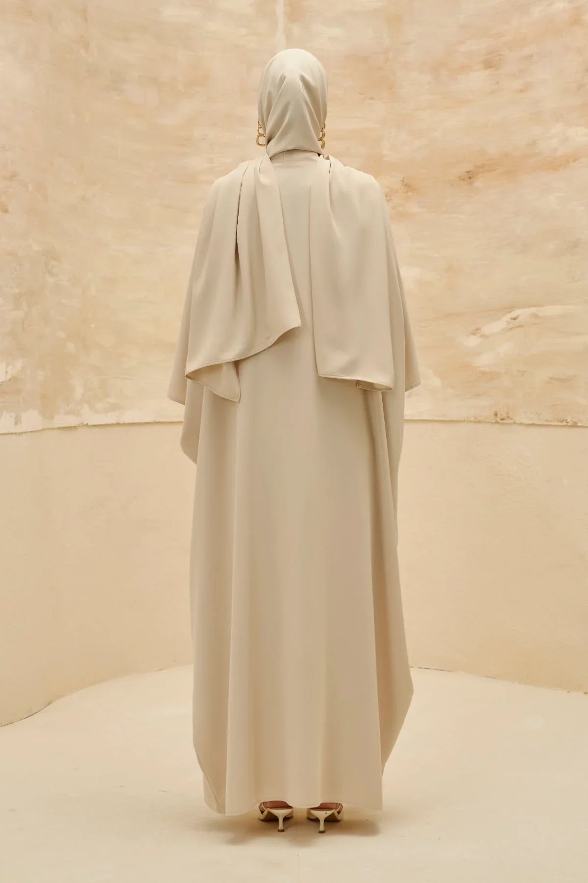 Zarif Çiçek Nakışlı Akışkan Kesim Yarasa Kol Taş Abaya