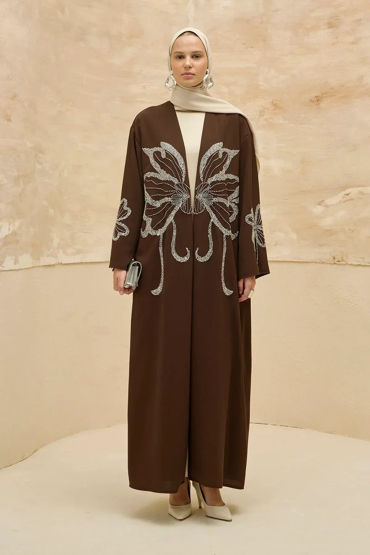 Yonca Taş Boncuk İşlemeli Kol Yırtmaçlı Uzun Kahverengi Abaya - VIADEL Atelier