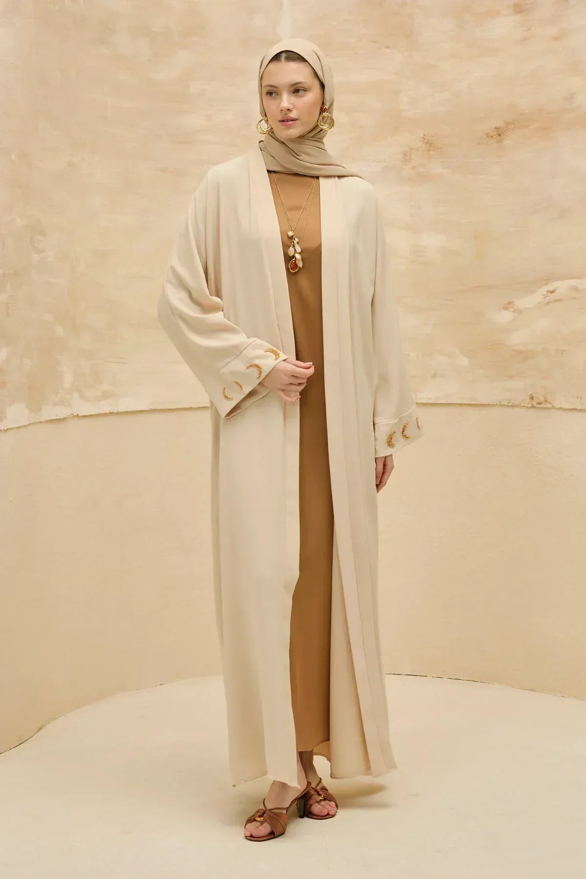 Ramazan Özel Gold Hilalin Evreleri ve Ay Yıldız İşlemeli Tesettür Uzun Bej Abaya - VIADEL Atelier