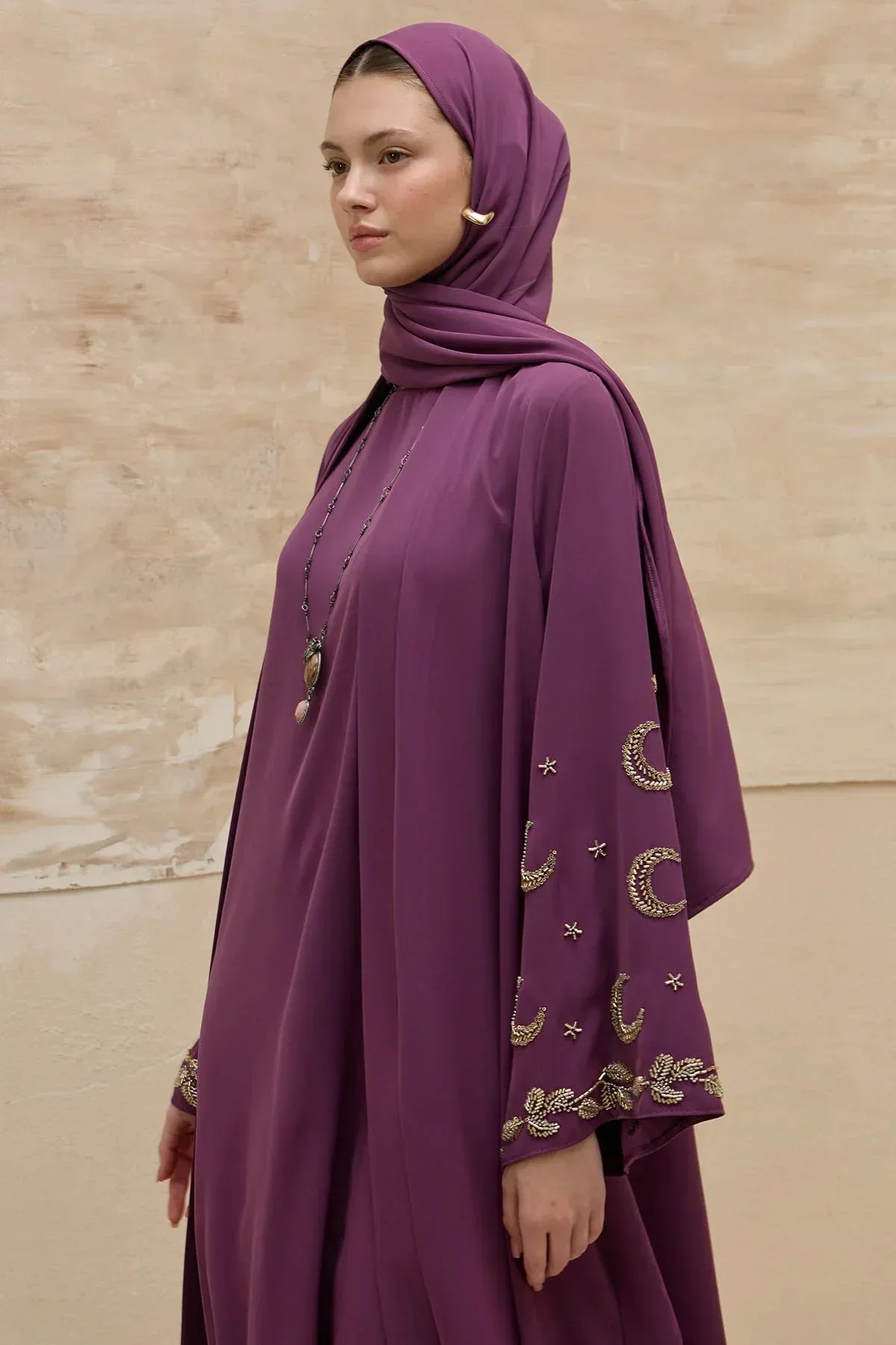 Gold Hilal Yıldız Nakışlı Tesettür Geniş Kol Uzun Mor Abaya - VIADEL Atelier