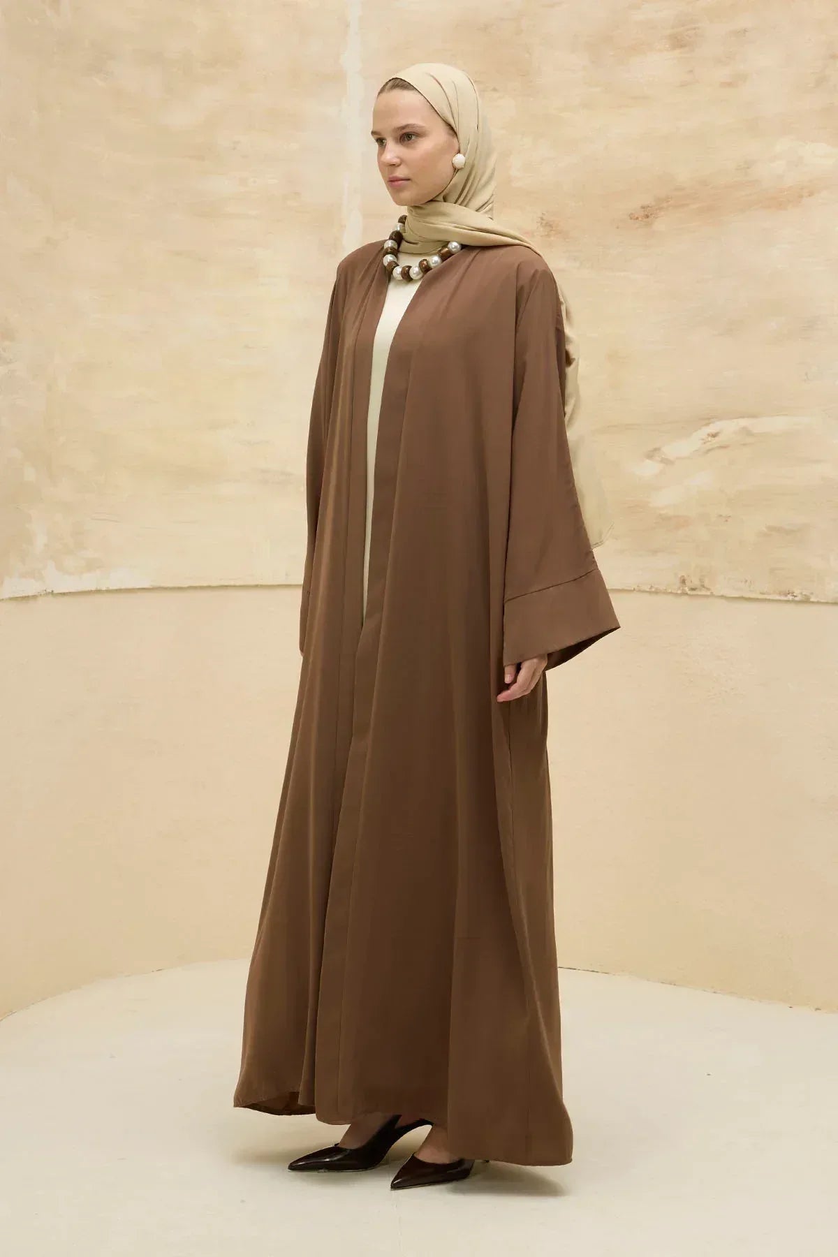 Ramazan Mübarek Yazılı Sırt Gold Boncuk Nakış İşlemeli Kahverengi Abaya - VIADEL Atelier