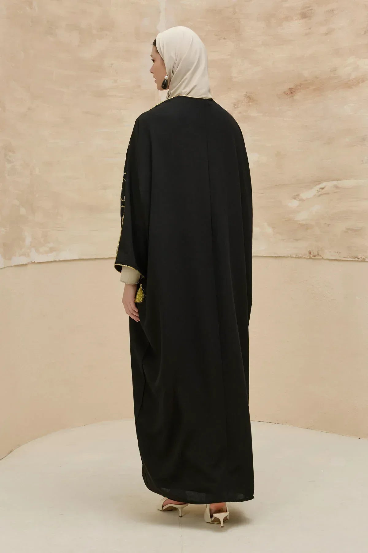 Kaligrafik Desenli Üst Form Omuz ve Kol Biyeli Uzun Siyah Abaya - VIADEL Atelier