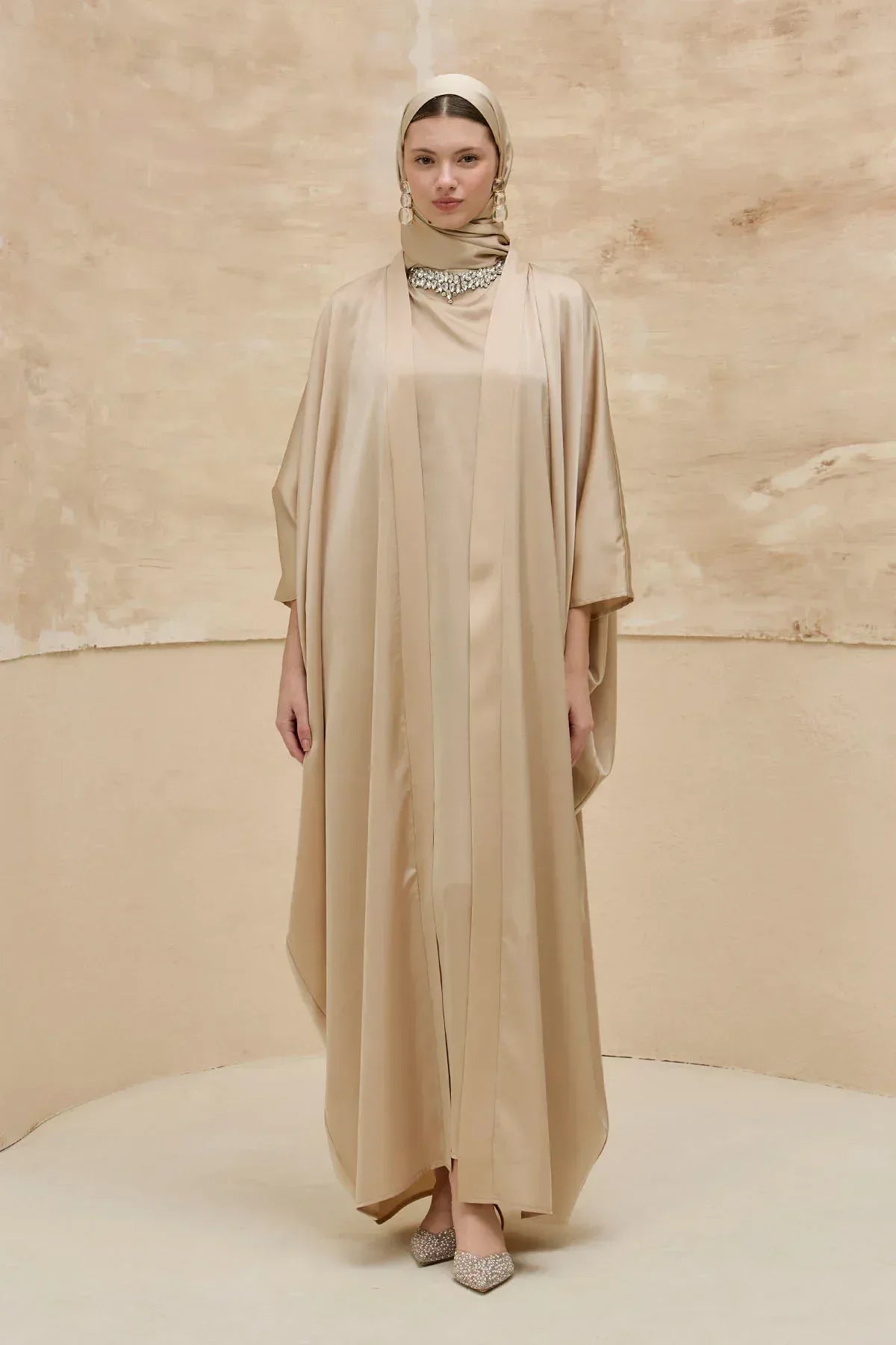 Taş İşlemeli Kum Saten Uzun Bej Abaya Takım - VIADEL Atelier