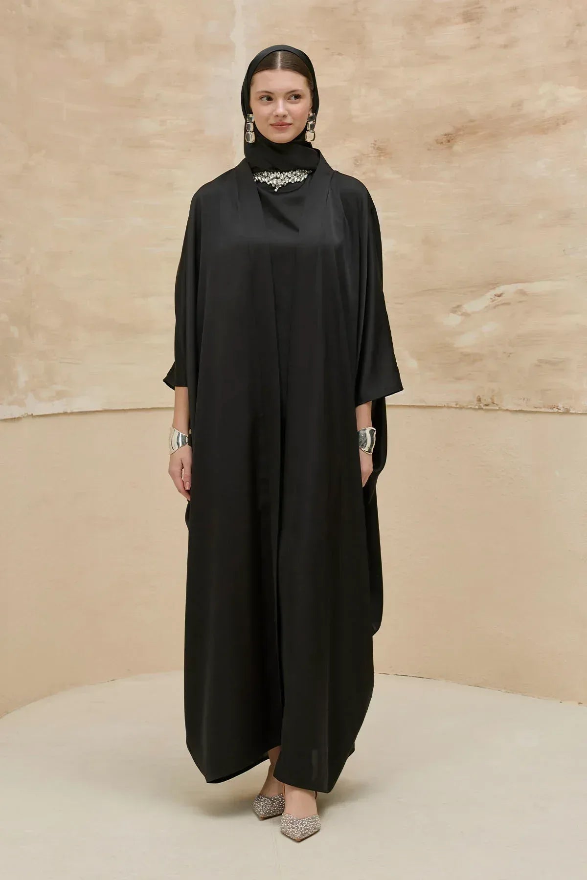 Taş İşlemeli Kum Saten Uzun Siyah Abaya Takım - VIADEL Atelier