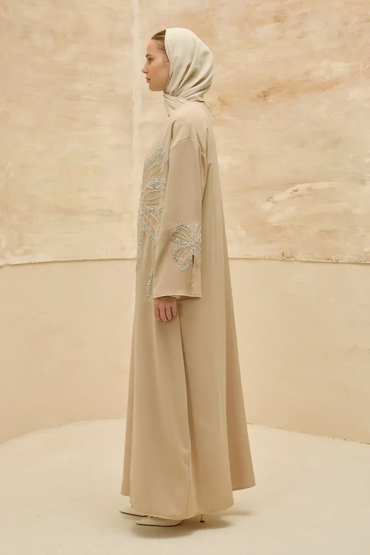 Yonca Taş Boncuk İşlemeli Kol Yırtmaçlı Uzun Bej Abaya - VIADEL Atelier
