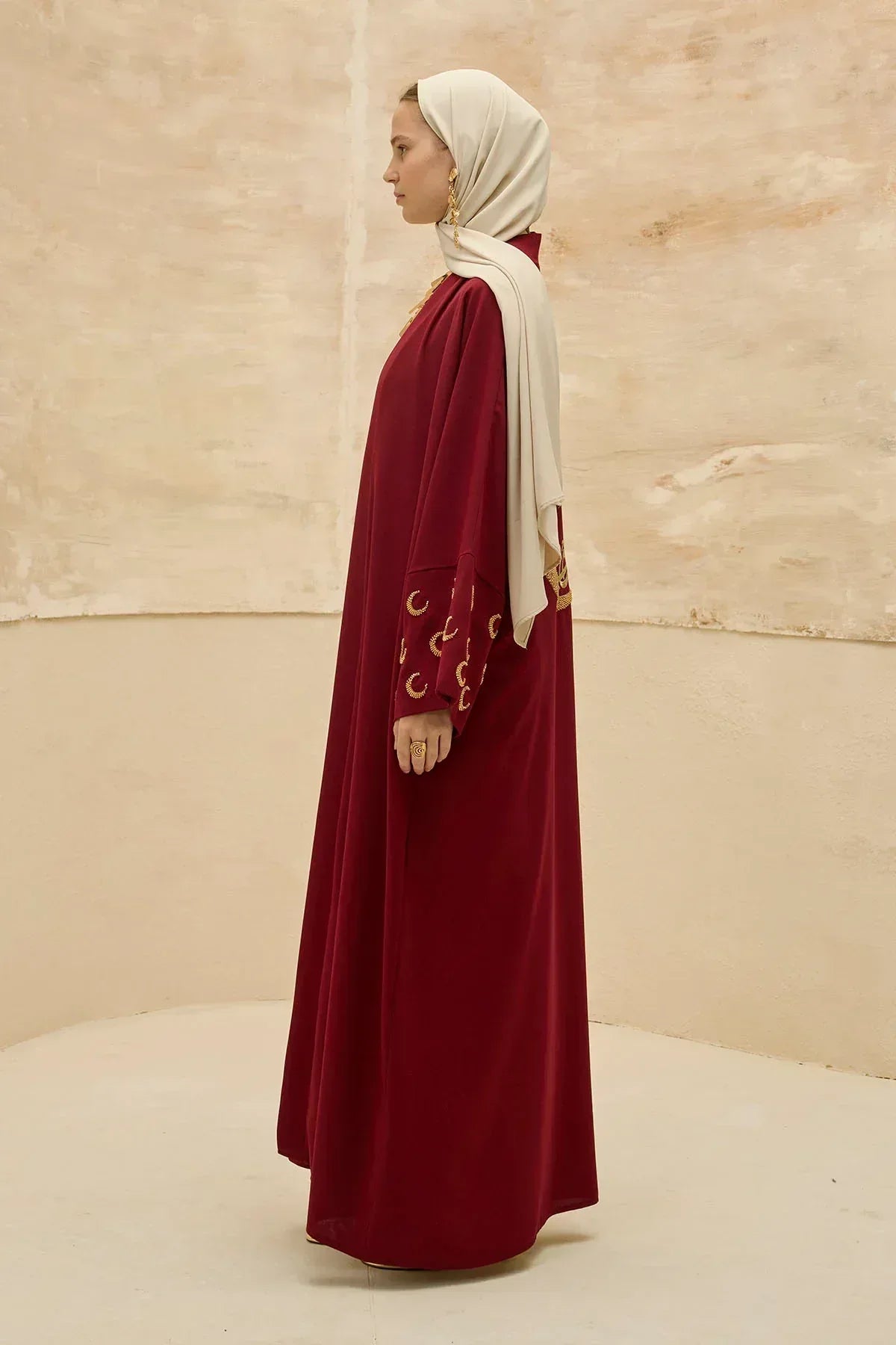 Ramazan Kerim Yazılı Gold Hilal İşlemeli Geniş Kol Uzun Bordo Abaya - VIADEL Atelier