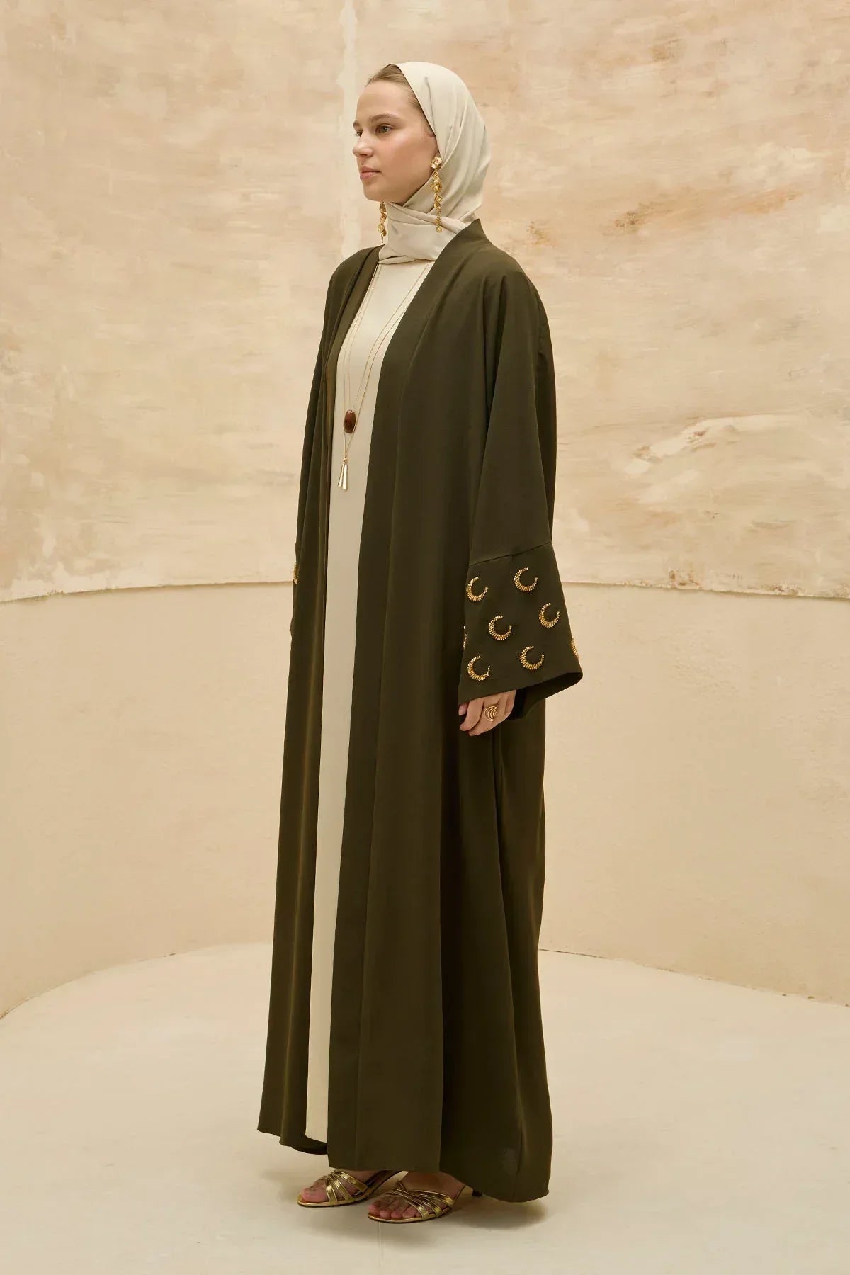 Ramazan Kerim Yazılı Gold Hilal İşlemeli Geniş Kol Uzun Haki Abaya - VIADEL Atelier