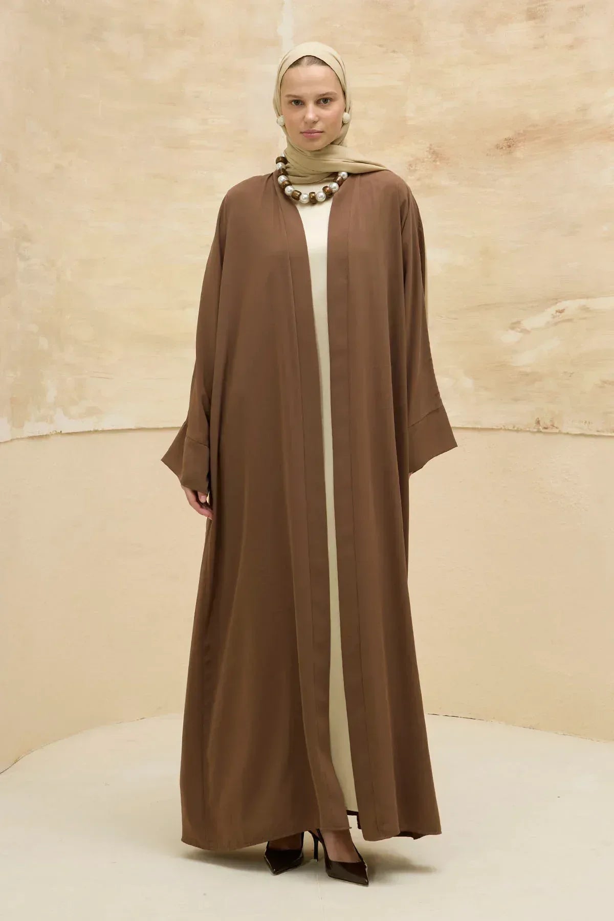 Ramazan Mübarek Yazılı Sırt Gold Boncuk Nakış İşlemeli Kahverengi Abaya - VIADEL Atelier