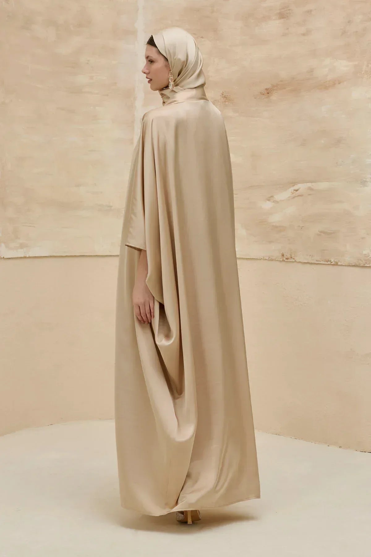 Taş İşlemeli Kum Saten Uzun Bej Abaya Takım - VIADEL Atelier