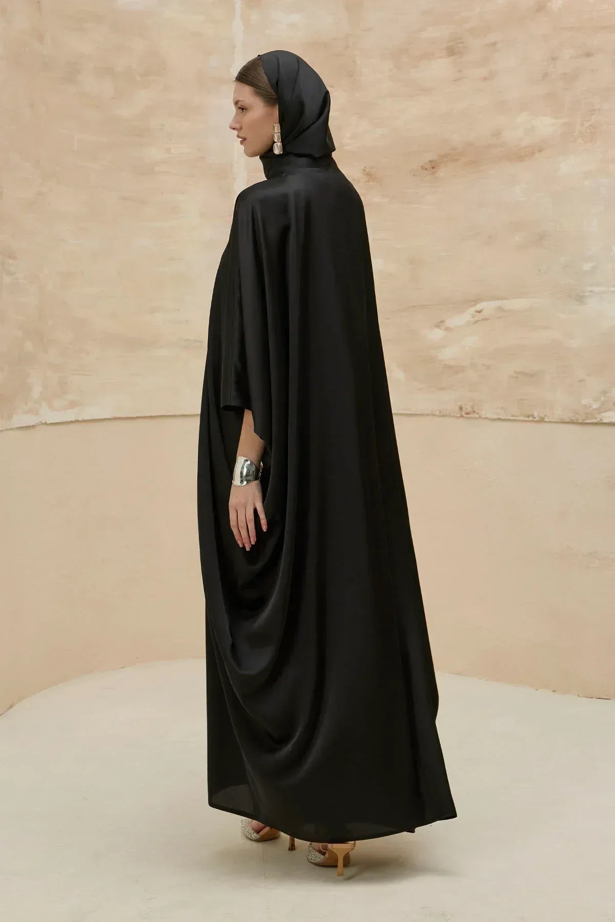 Taş İşlemeli Kum Saten Uzun Siyah Abaya Takım - VIADEL Atelier