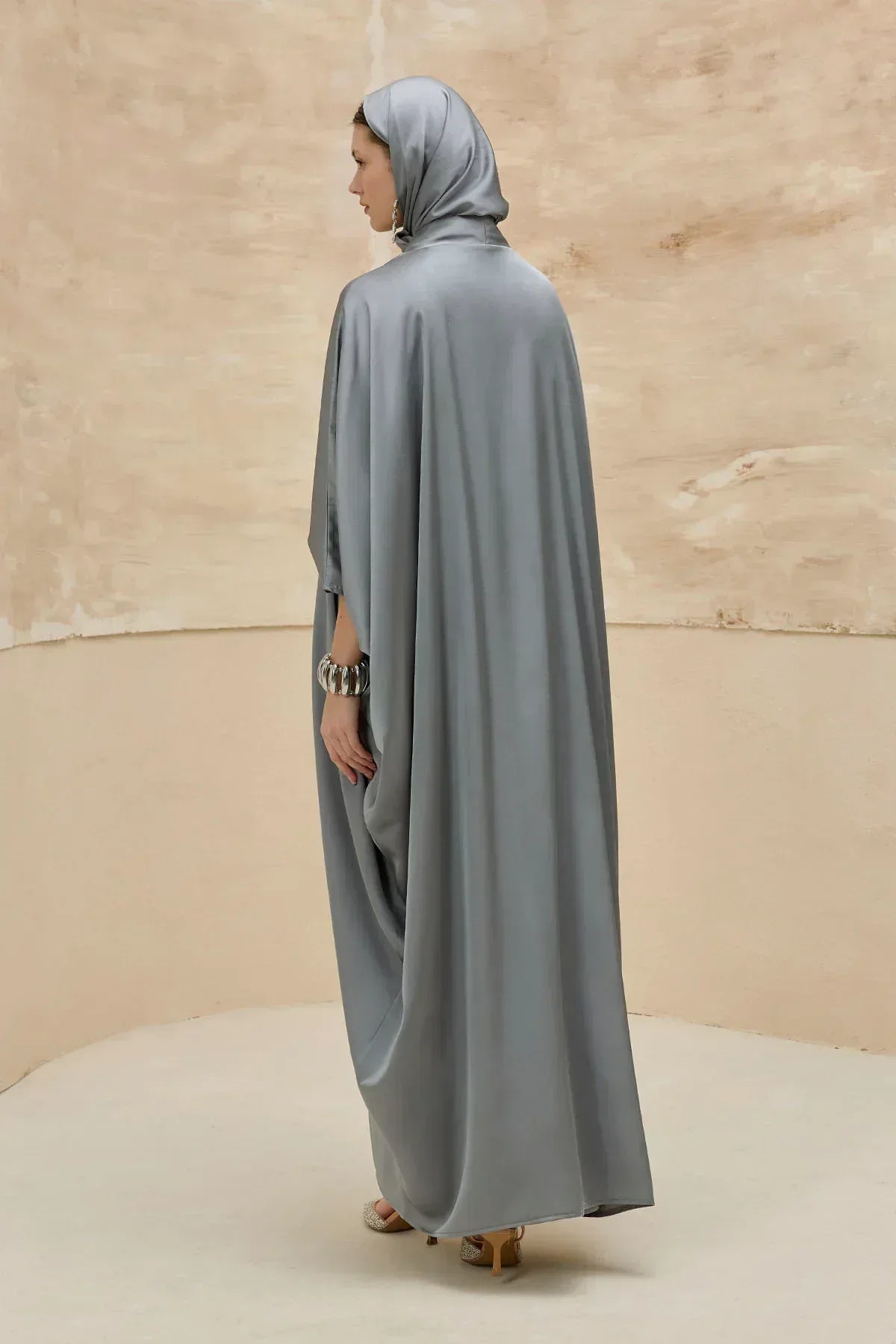 Taş İşlemeli Kum Saten Uzun Gri Abaya Takım - VIADEL Atelier