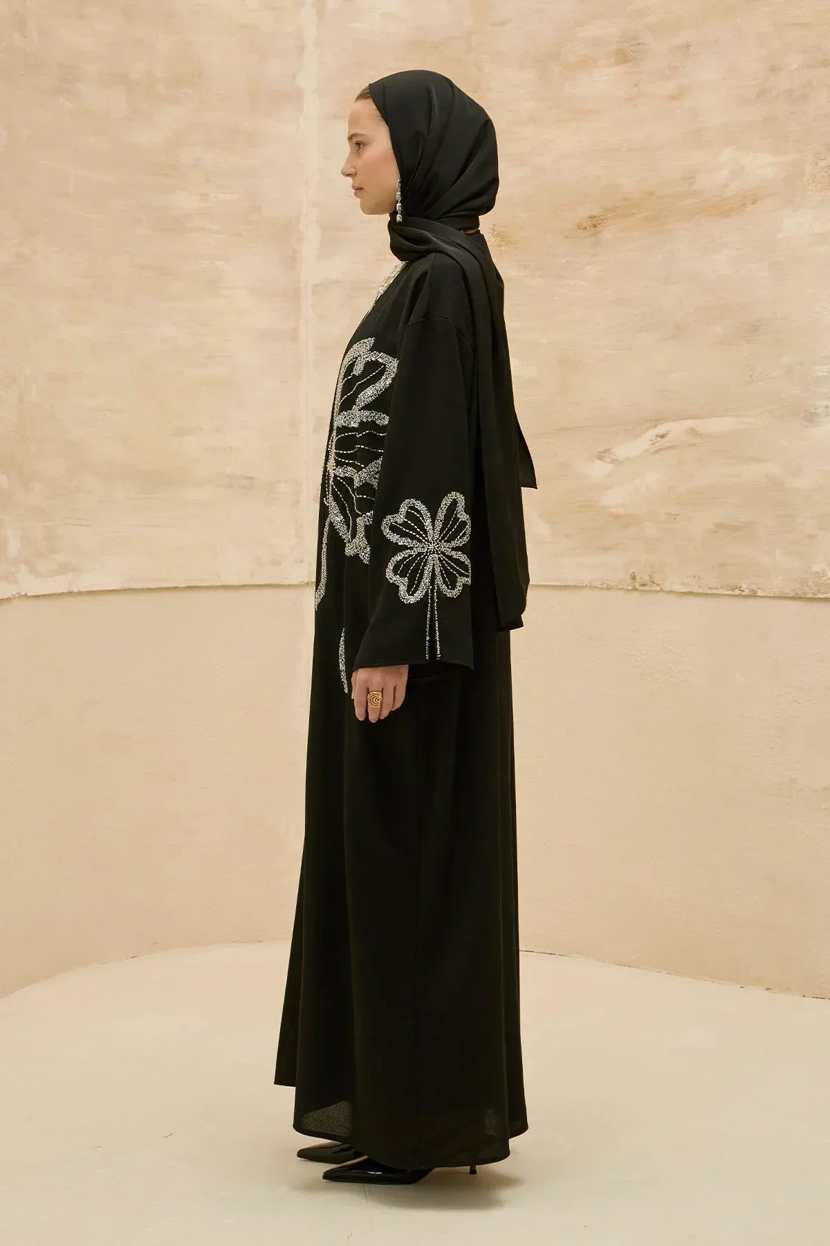 Yonca Taş Boncuk İşlemeli Kol Yırtmaçlı Uzun Siyah Abaya - VIADEL Atelier