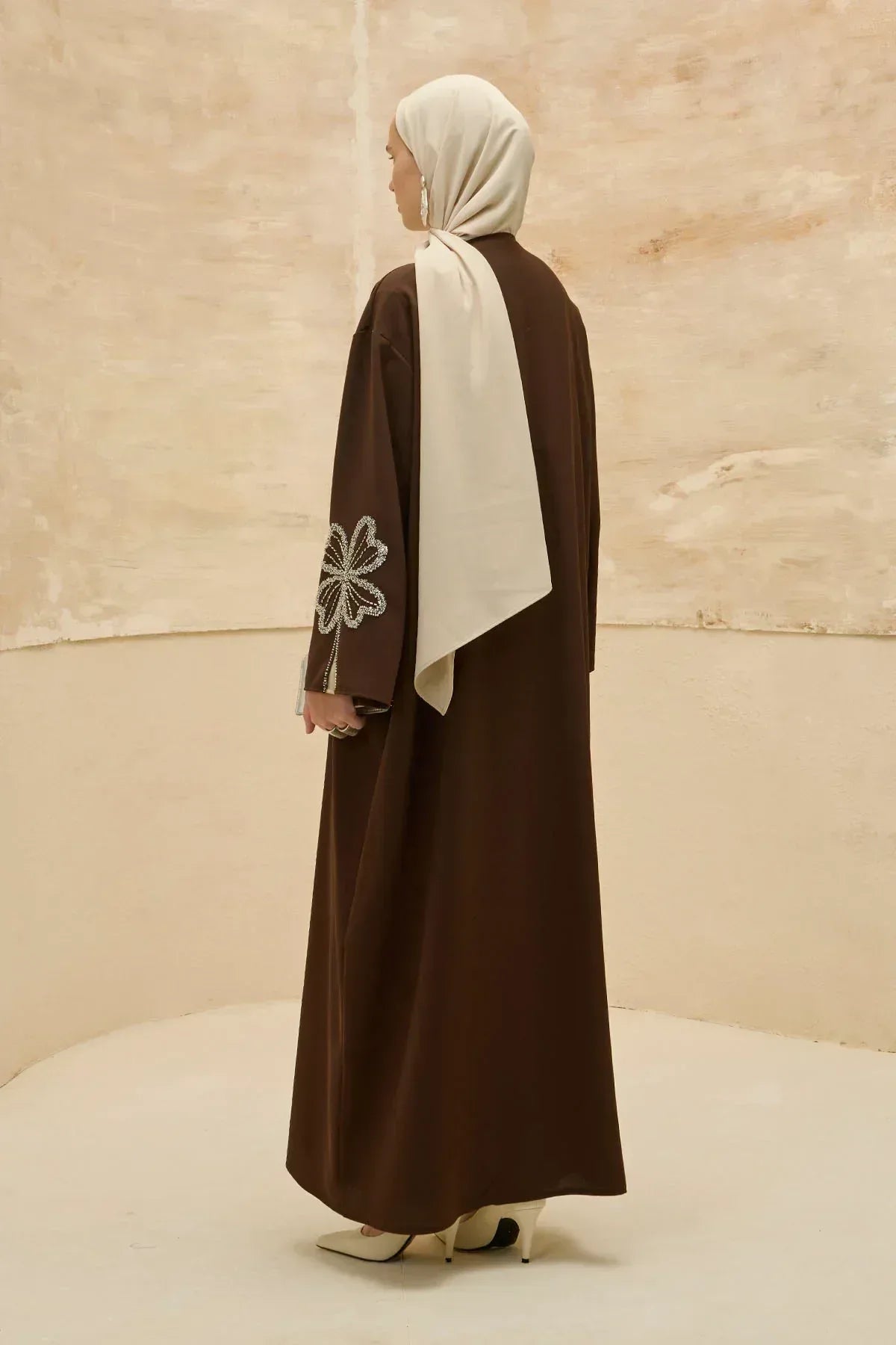 Yonca Taş Boncuk İşlemeli Kol Yırtmaçlı Uzun Kahverengi Abaya - VIADEL Atelier