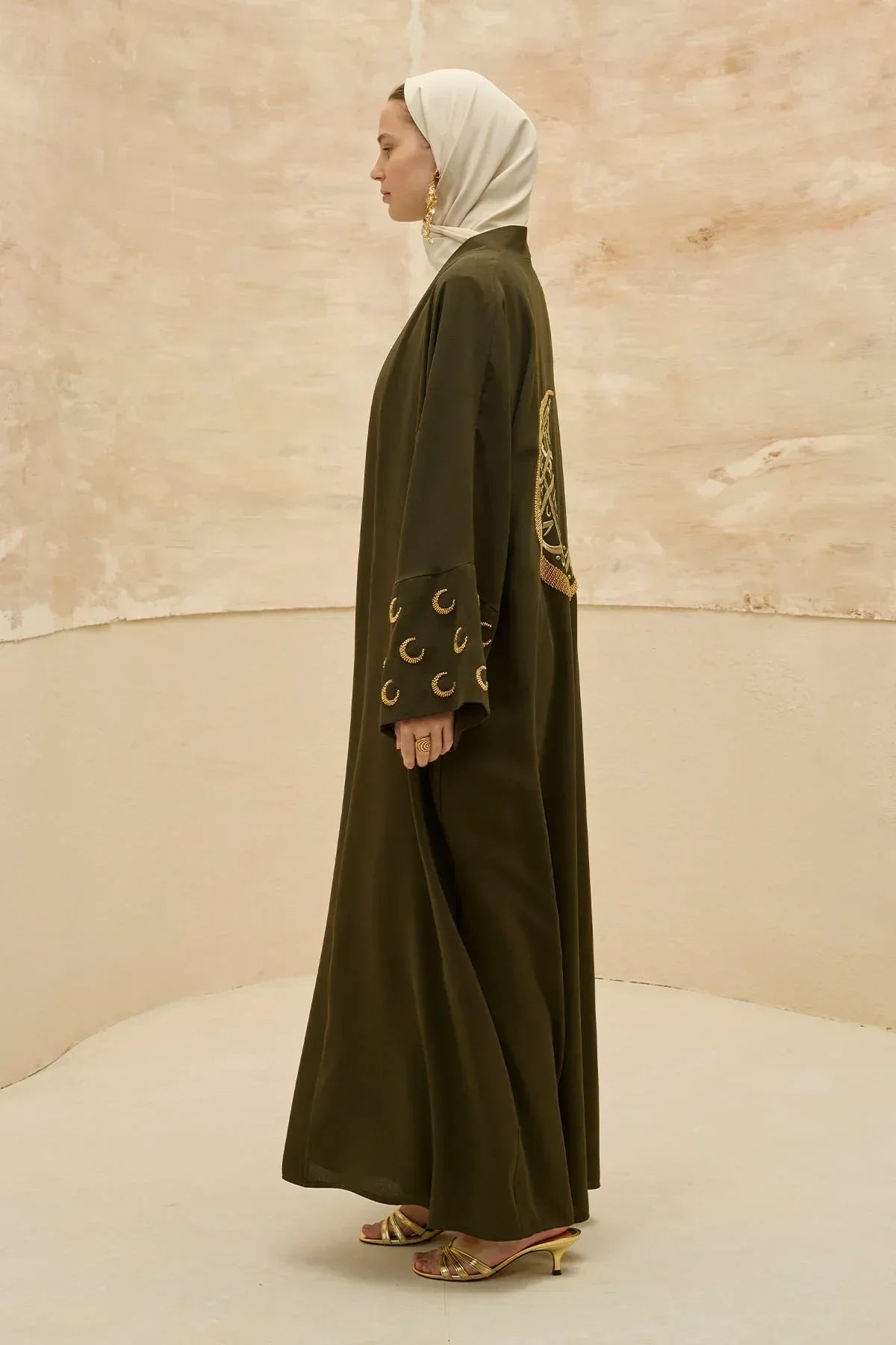 Ramazan Kerim Yazılı Gold Hilal İşlemeli Geniş Kol Uzun Haki Abaya - VIADEL Atelier