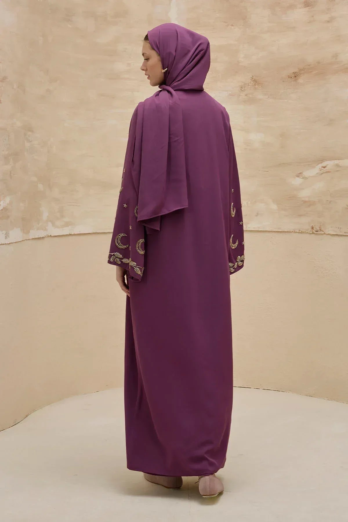 Gold Hilal Yıldız Nakışlı Tesettür Geniş Kol Uzun Mor Abaya - VIADEL Atelier