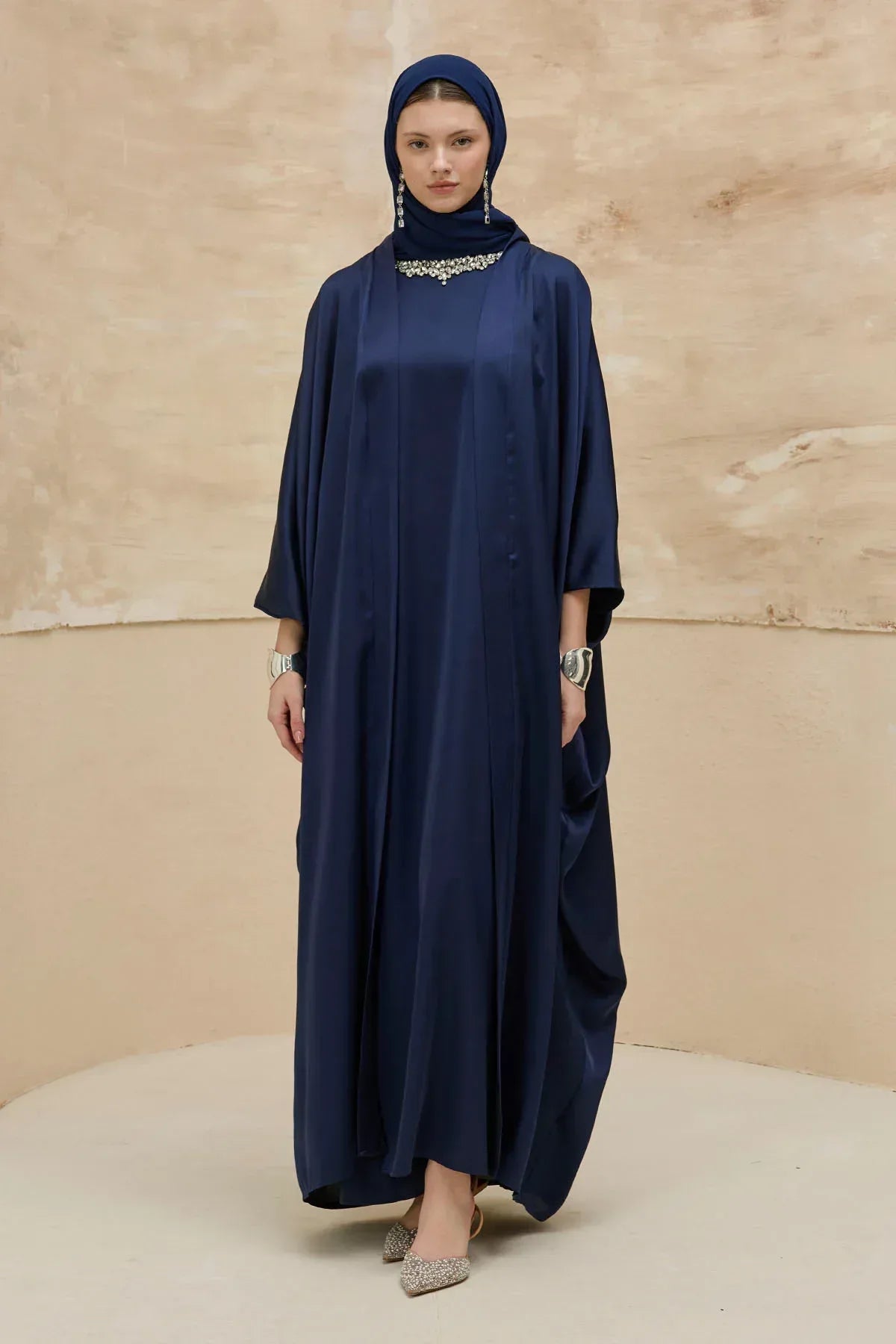 Taş İşlemeli Kum Saten Uzun Lacivert Abaya Takım - VIADEL Atelier