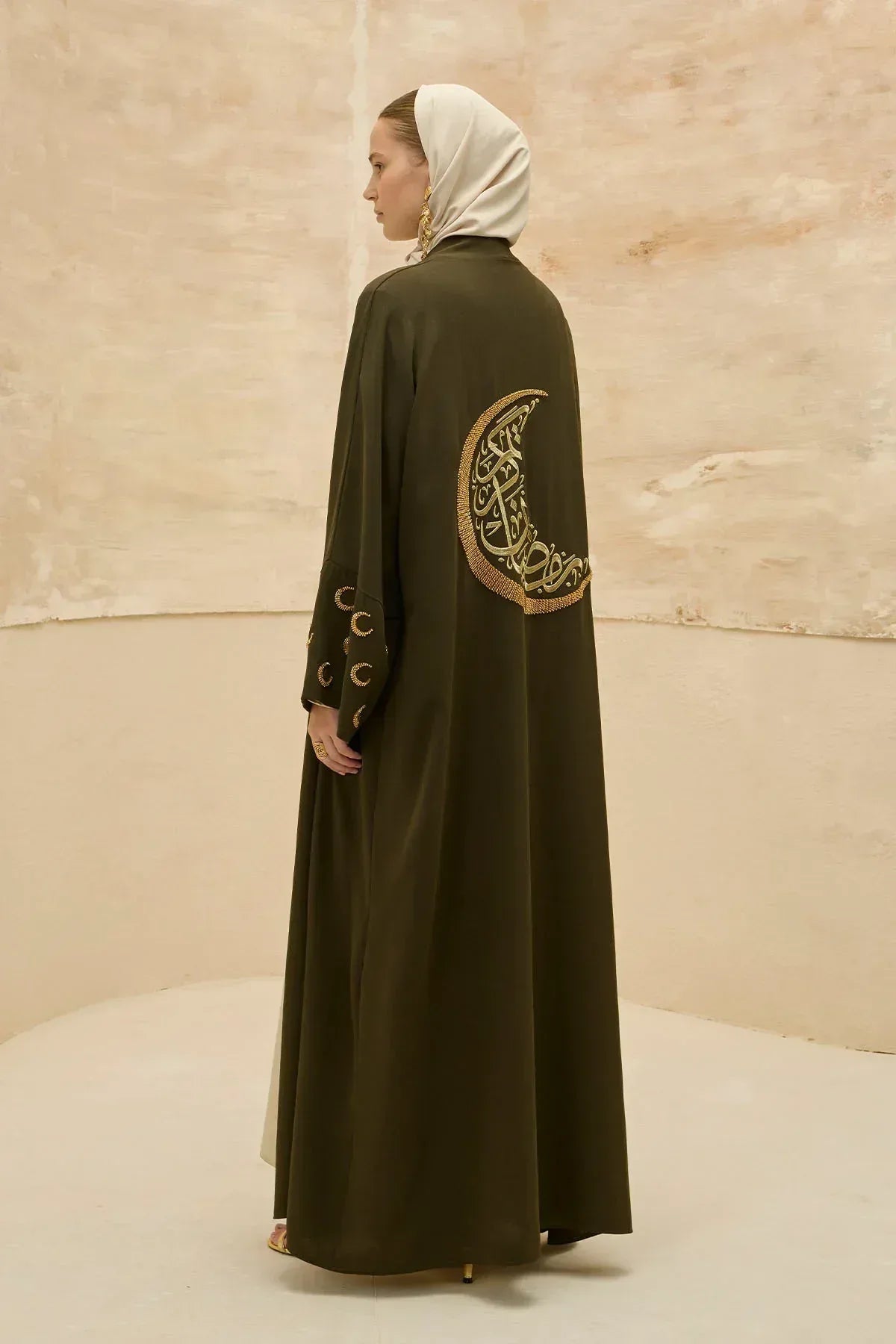 Ramazan Kerim Yazılı Gold Hilal İşlemeli Geniş Kol Uzun Haki Abaya - VIADEL Atelier