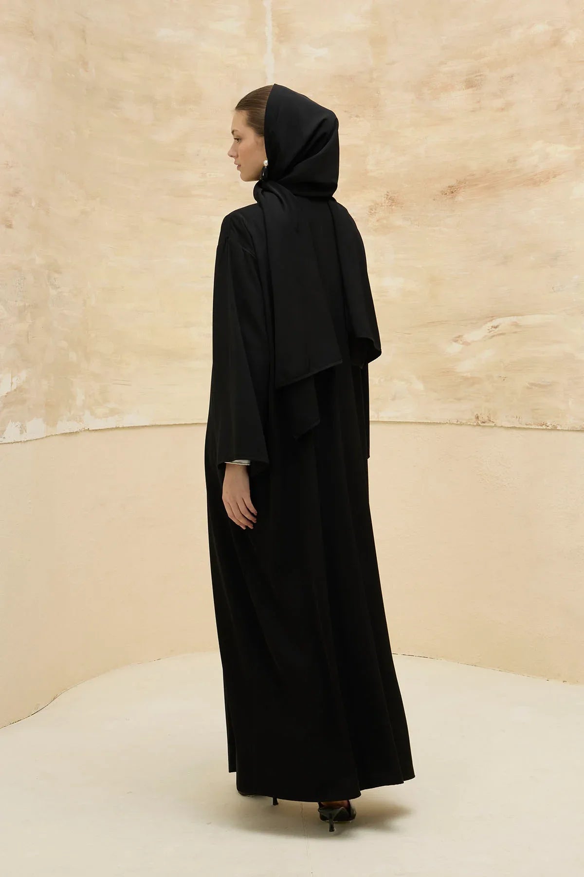 Toggle Detailed Black Long Abaya