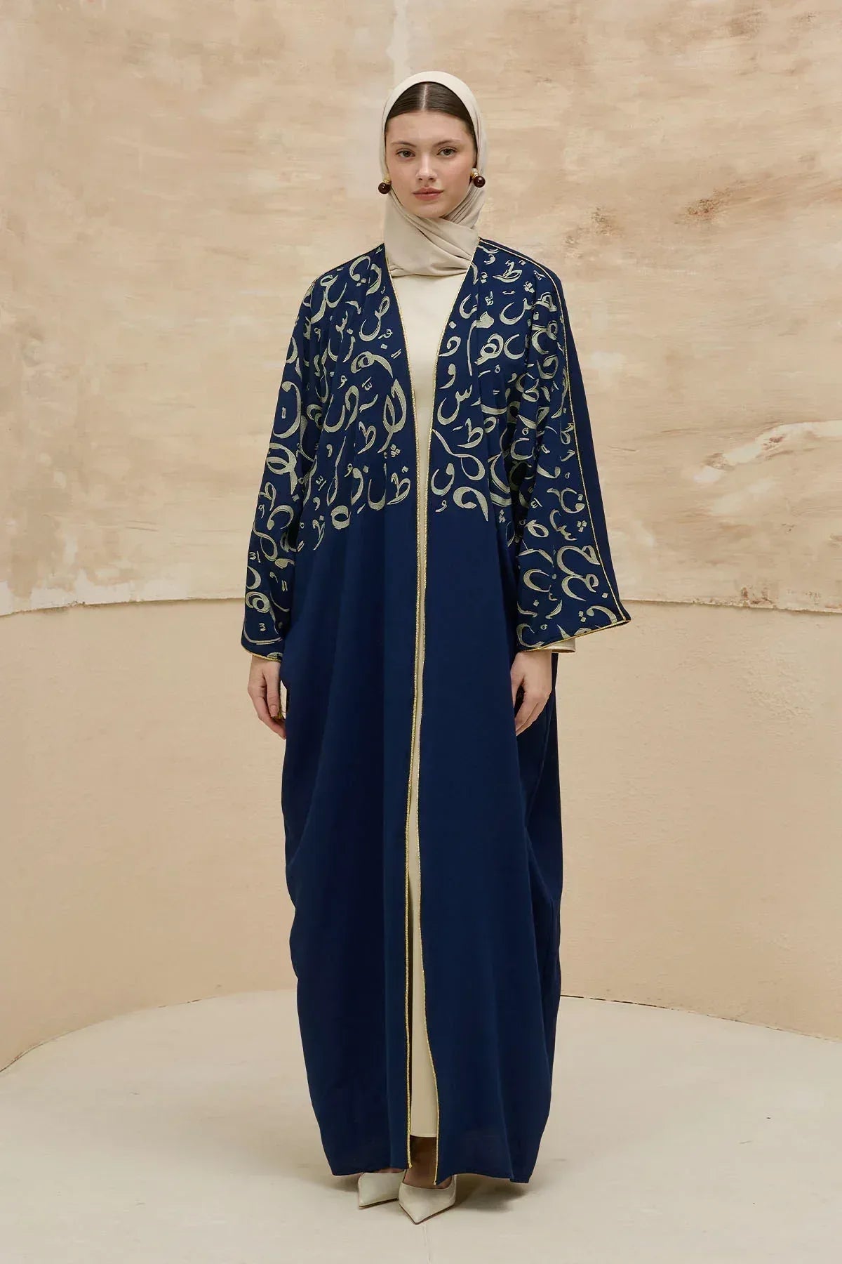 Kaligrafik Desenli Üst Form Omuz ve Kol Biyeli Uzun Lacivert Abaya - VIADEL Atelier