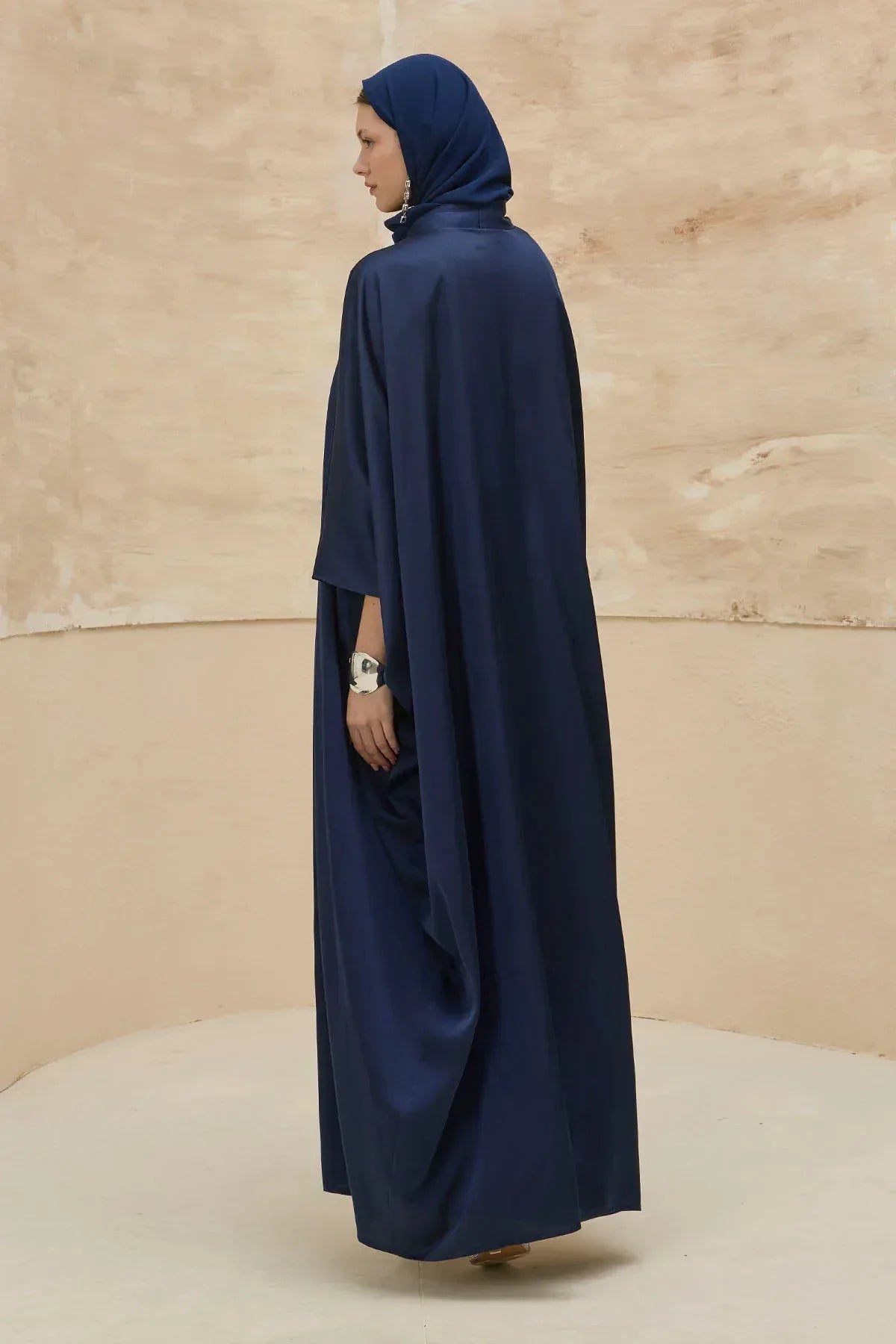 Taş İşlemeli Kum Saten Uzun Lacivert Abaya Takım - VIADEL Atelier