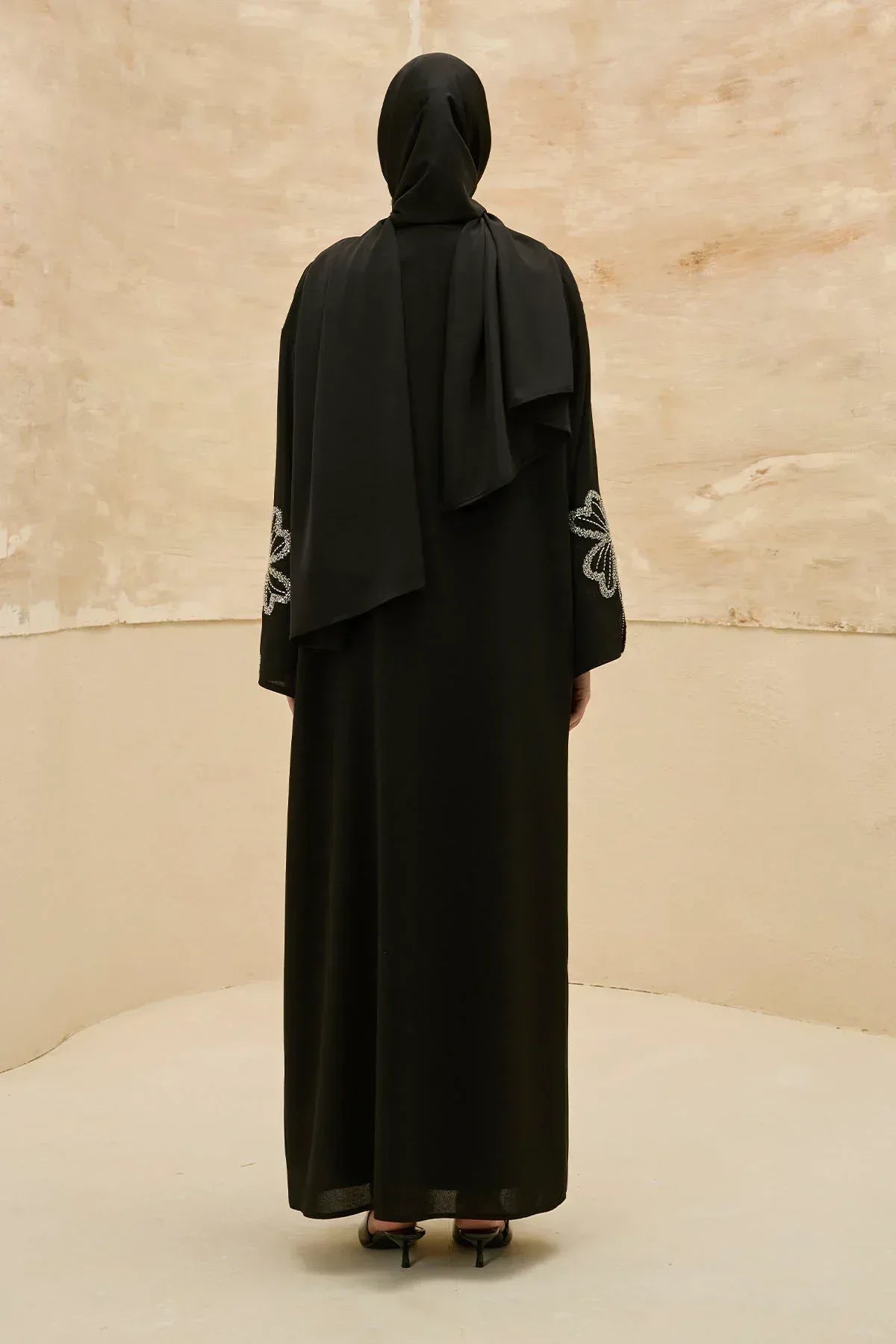 Yonca Taş Boncuk İşlemeli Kol Yırtmaçlı Uzun Siyah Abaya - VIADEL Atelier