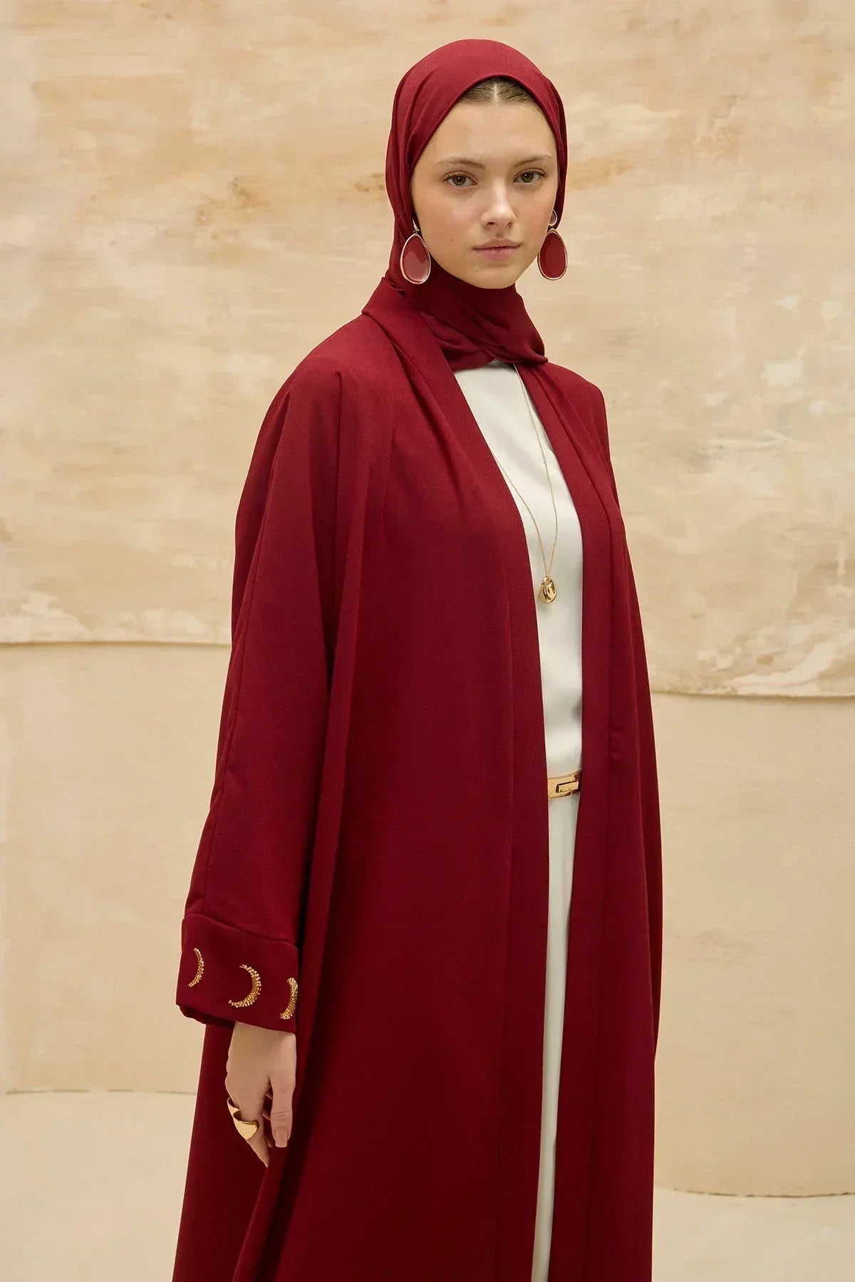 Ramazan Özel Gold Hilalin Evreleri ve Ay Yıldız İşlemeli Tesettür Uzun Bordo Abaya - VIADEL Atelier