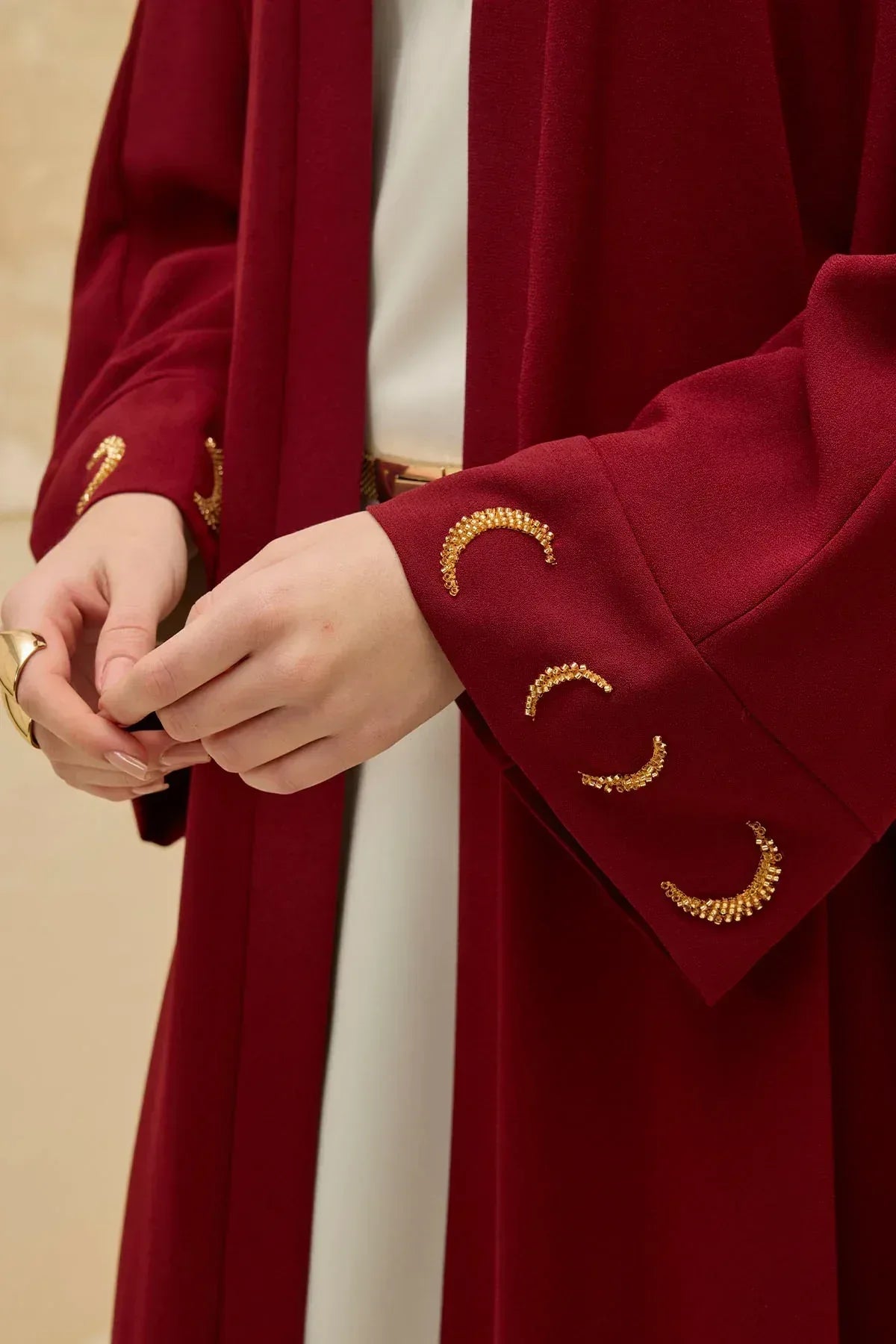 Ramazan Özel Gold Hilalin Evreleri ve Ay Yıldız İşlemeli Tesettür Uzun Bordo Abaya - VIADEL Atelier