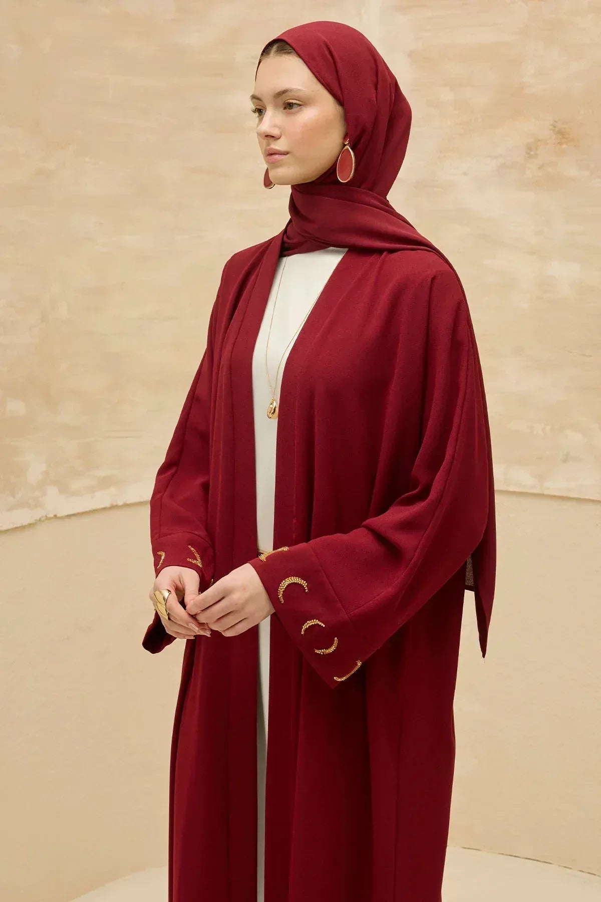 Ramazan Özel Gold Hilalin Evreleri ve Ay Yıldız İşlemeli Tesettür Uzun Bordo Abaya - VIADEL Atelier