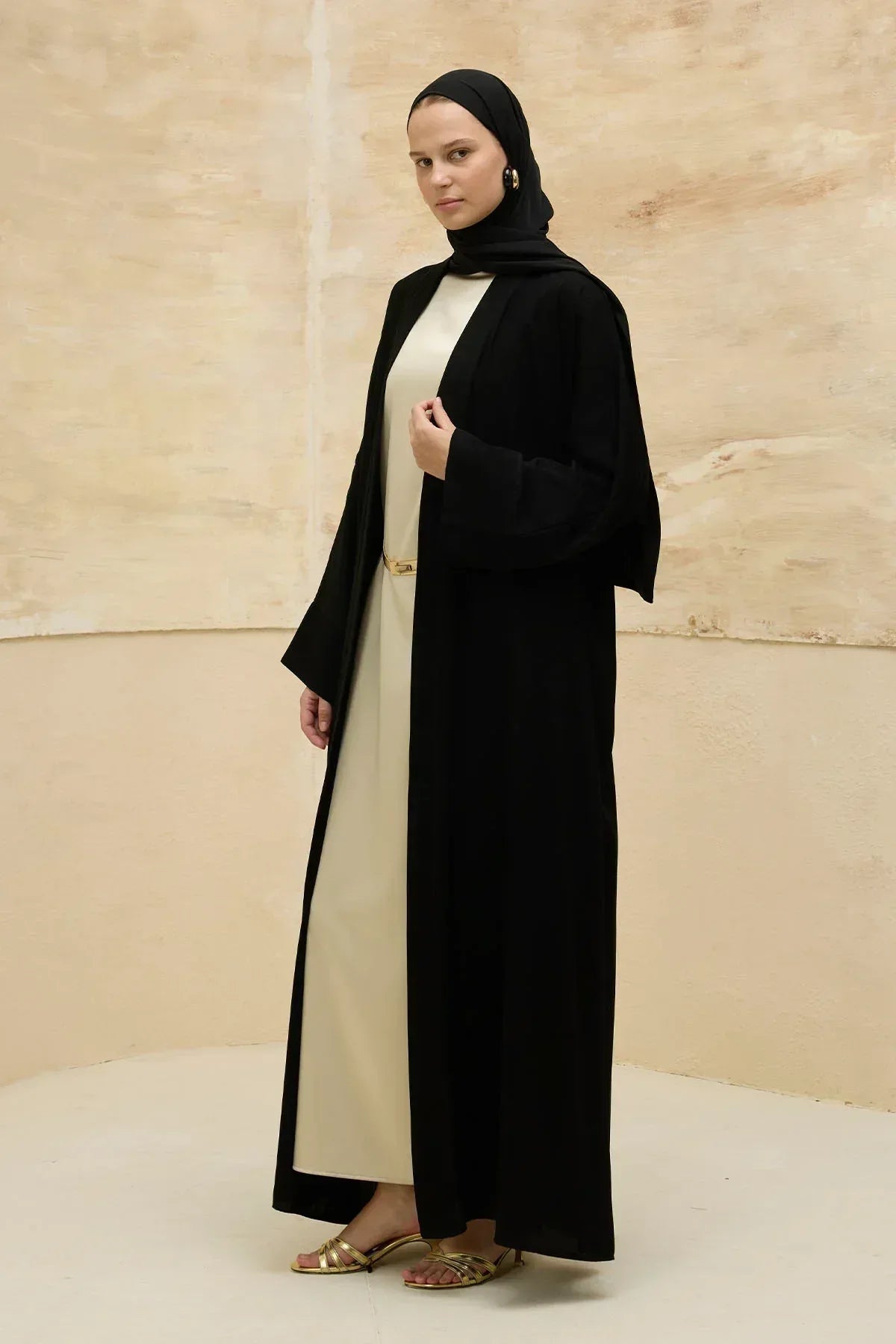 Ramazan Mübarek Yazılı Sırt Gold Boncuk Nakış İşlemeli Siyah Abaya - VIADEL Atelier