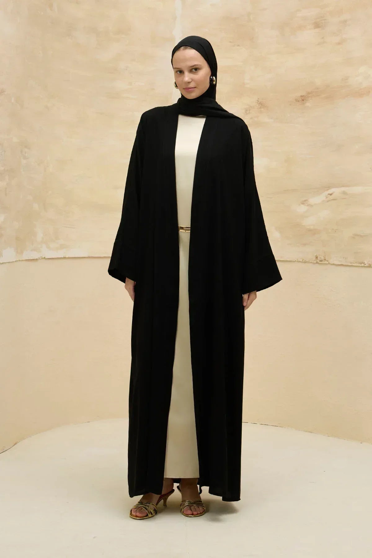 Ramazan Mübarek Yazılı Sırt Gold Boncuk Nakış İşlemeli Siyah Abaya - VIADEL Atelier