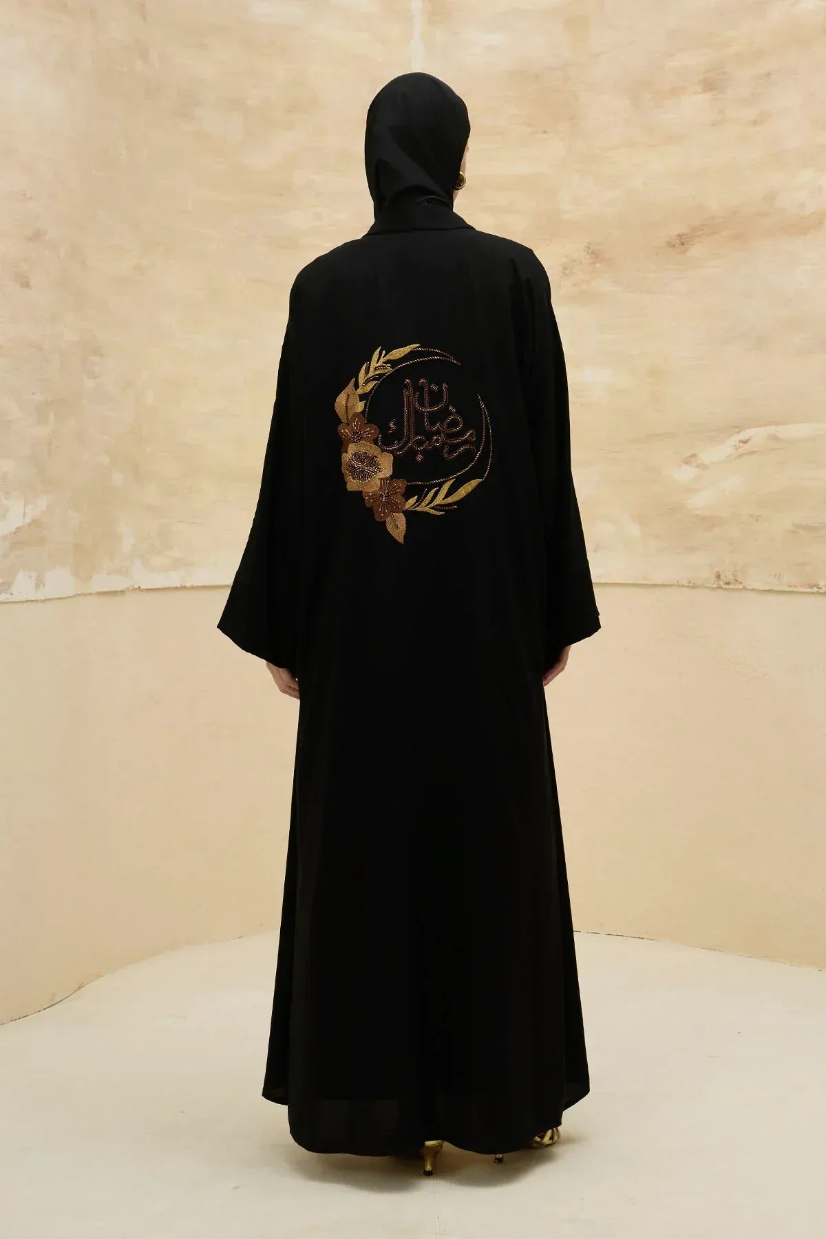 Ramazan Mübarek Yazılı Sırt Gold Boncuk Nakış İşlemeli Siyah Abaya - VIADEL Atelier