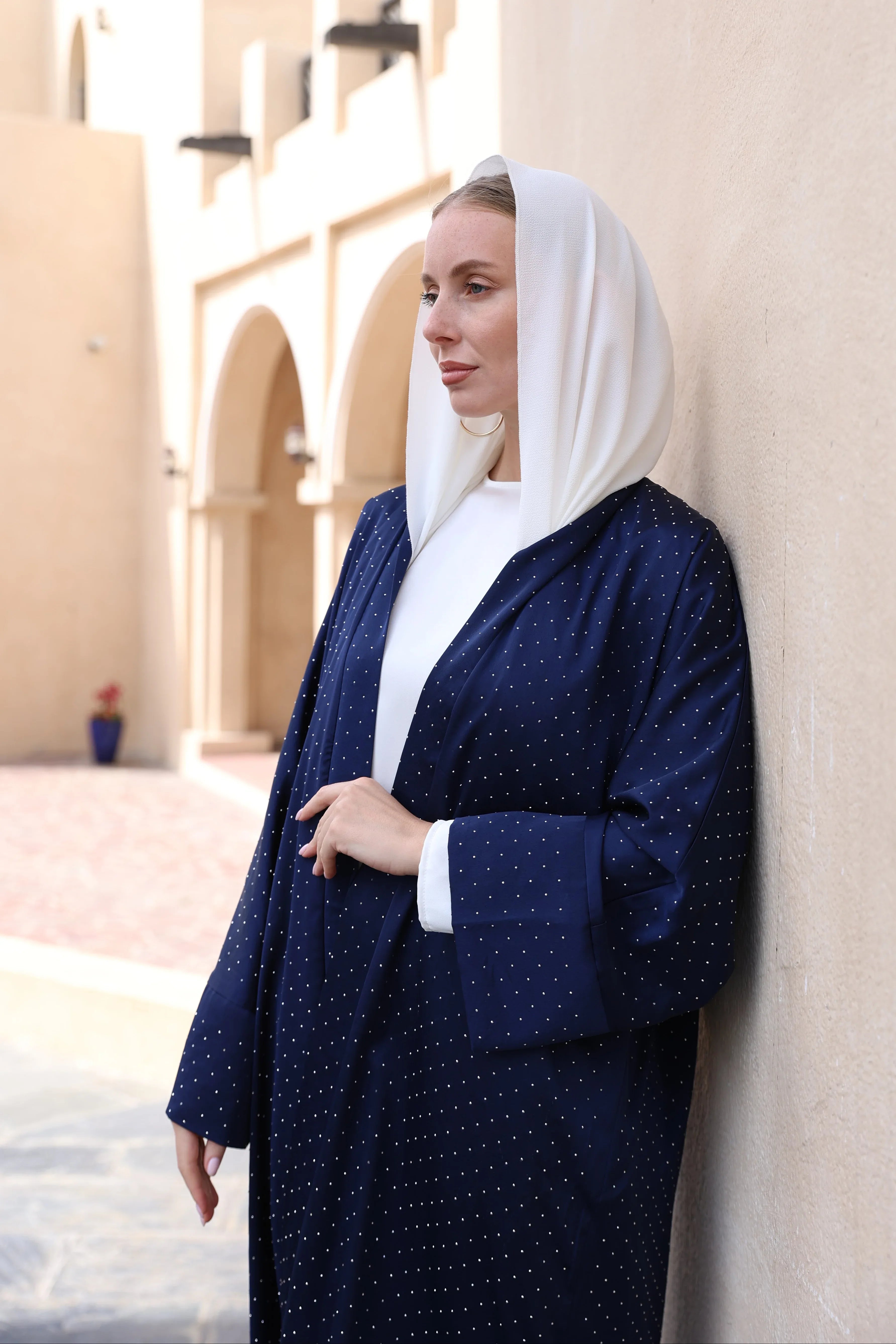 Taşlı Kum Saten Yırtmaçlı Abaya - VIADEL Atelier