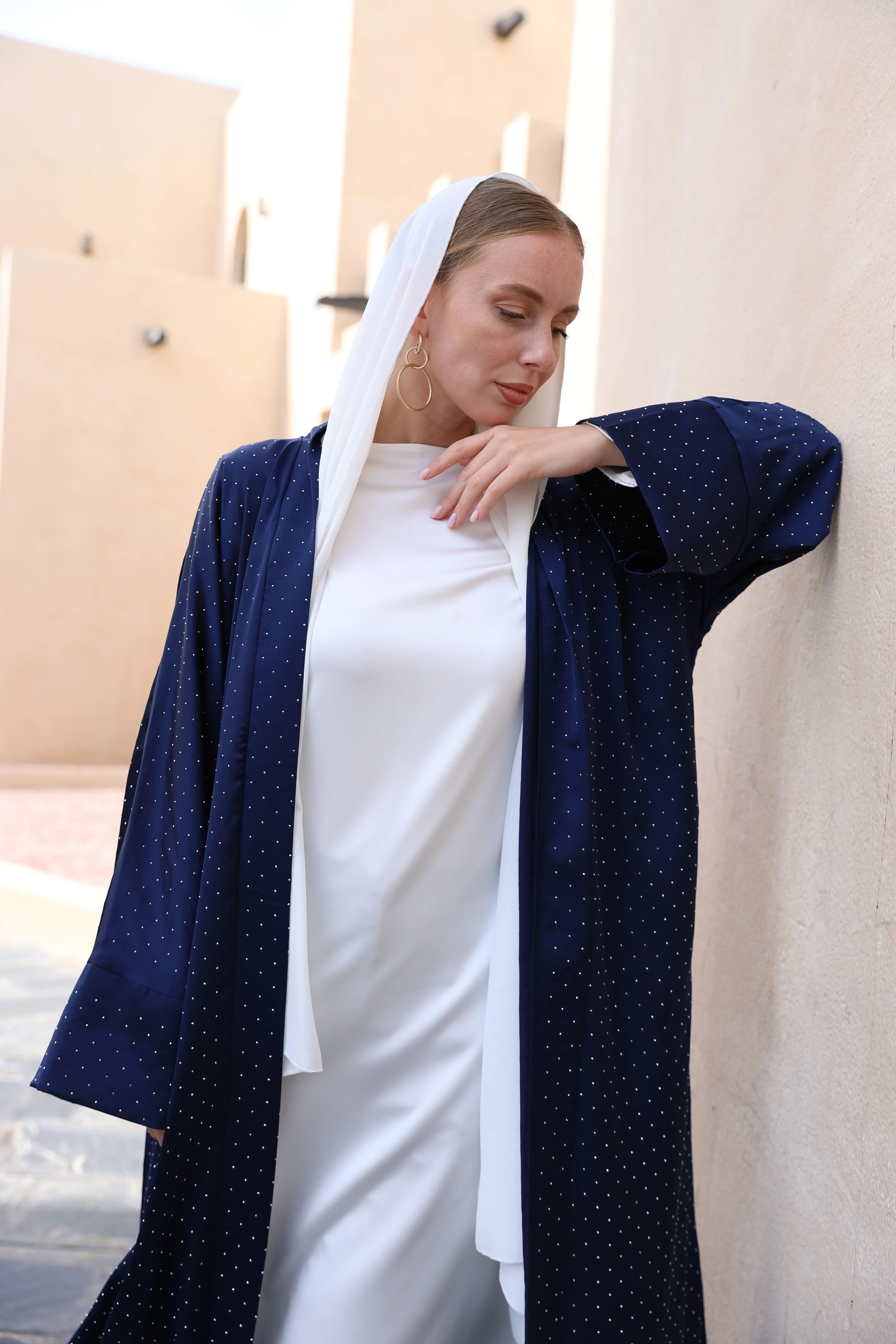 Taşlı Kum Saten Yırtmaçlı Abaya - VIADEL Atelier