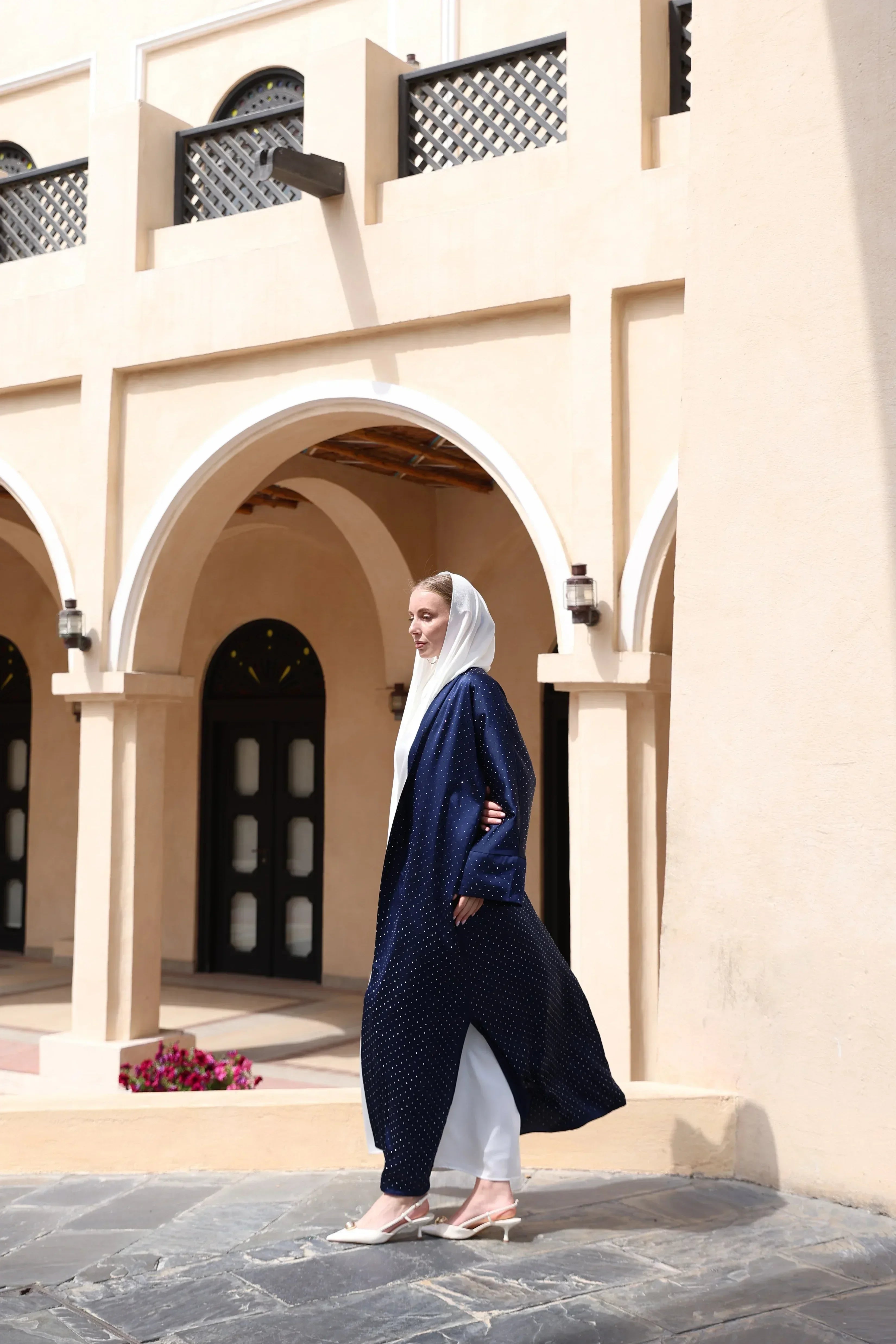 Taşlı Kum Saten Yırtmaçlı Abaya - VIADEL Atelier