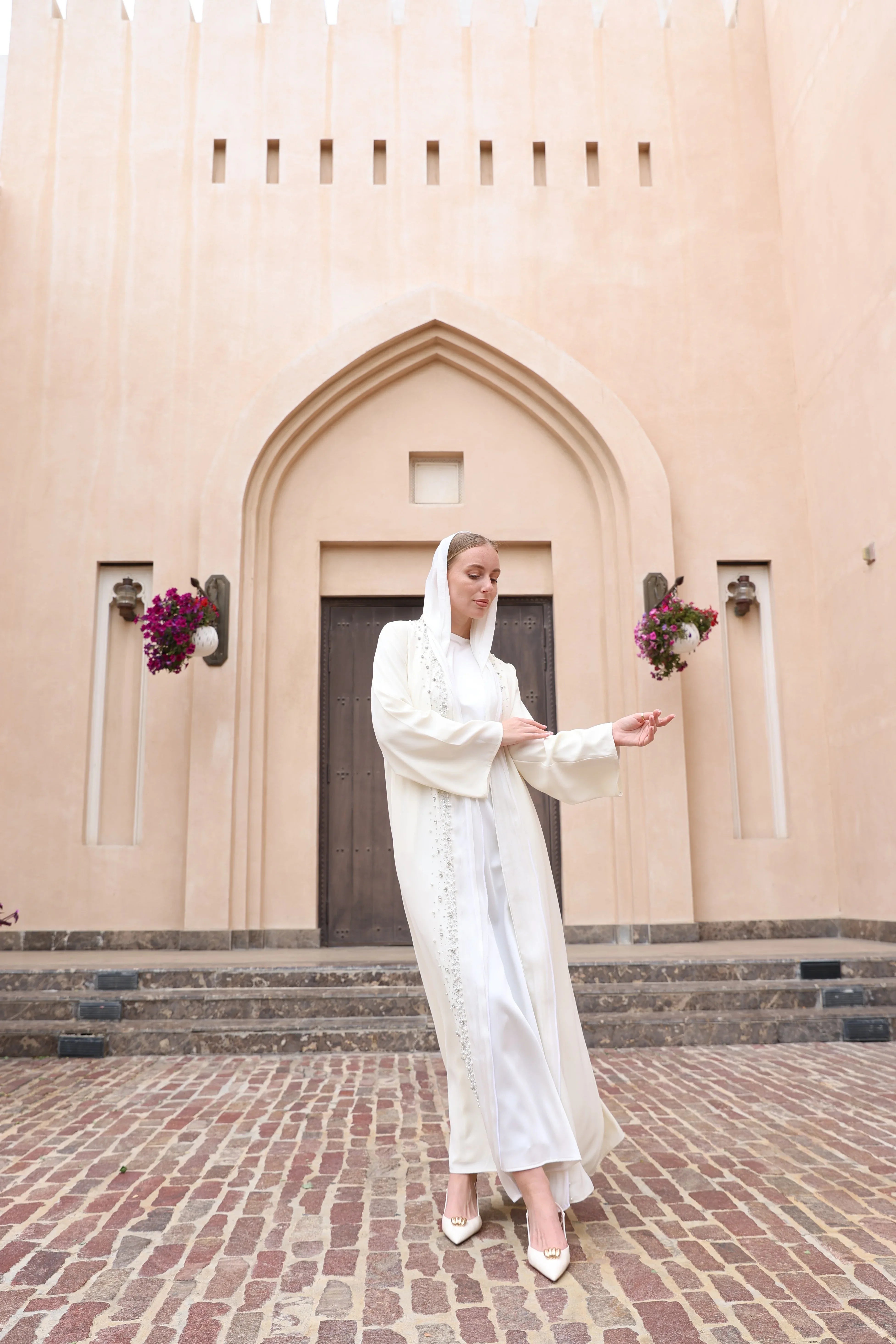 Özel İnci Taş İşlemeli Garni Detay Abaya - VIADEL Atelier