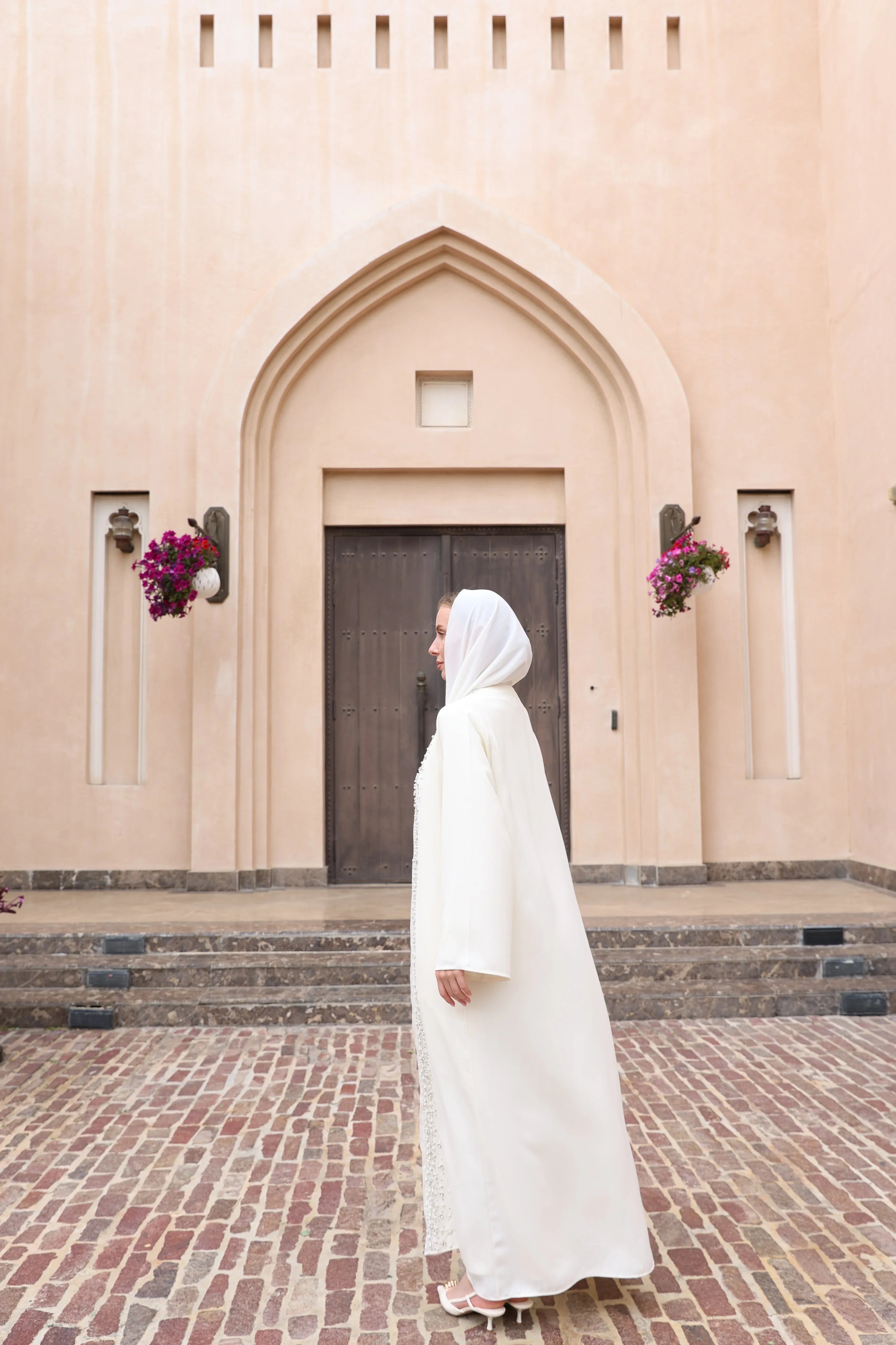 Özel İnci Taş İşlemeli Garni Detay Abaya - VIADEL Atelier