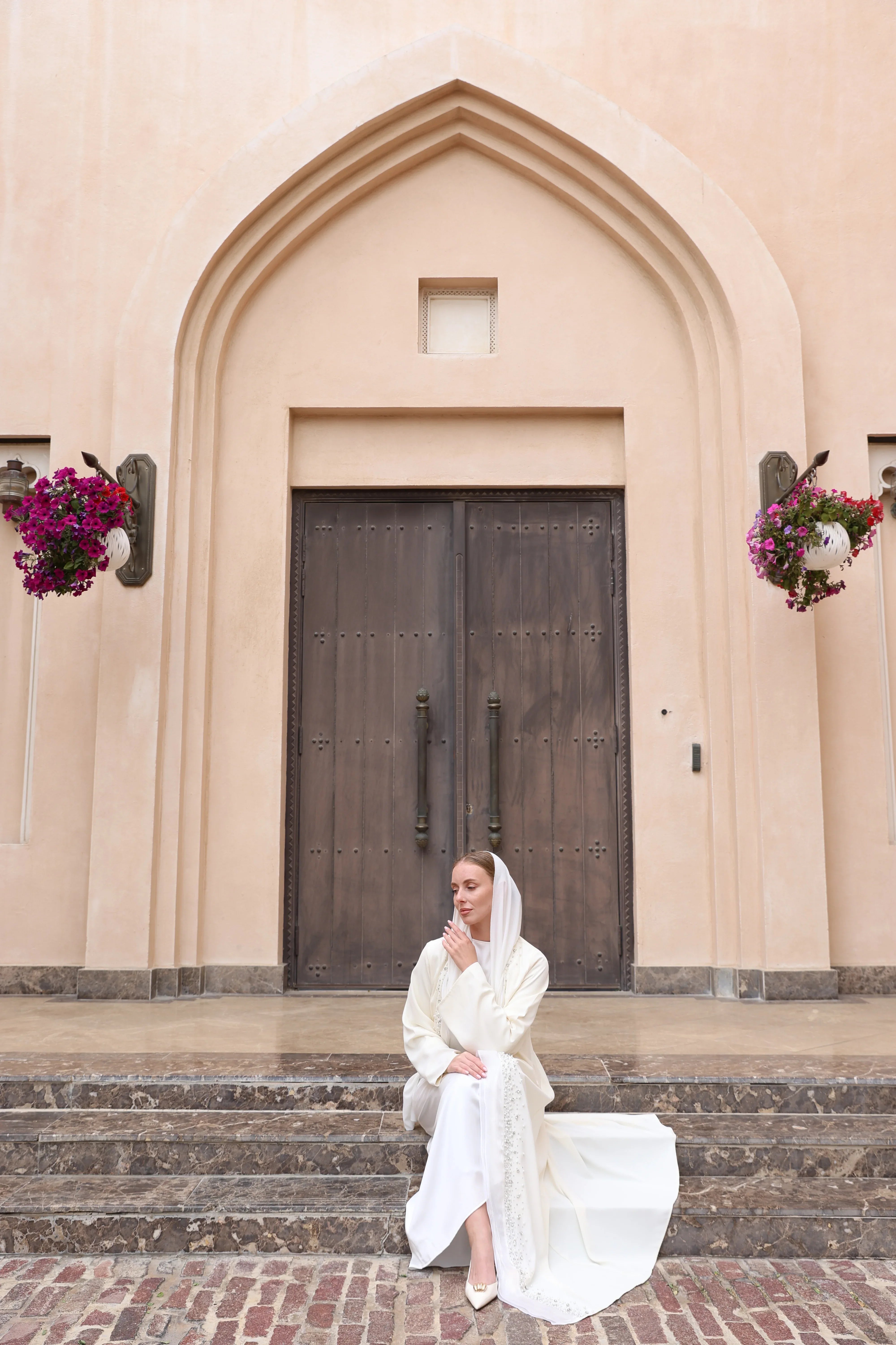 Özel İnci Taş İşlemeli Garni Detay Abaya - VIADEL Atelier