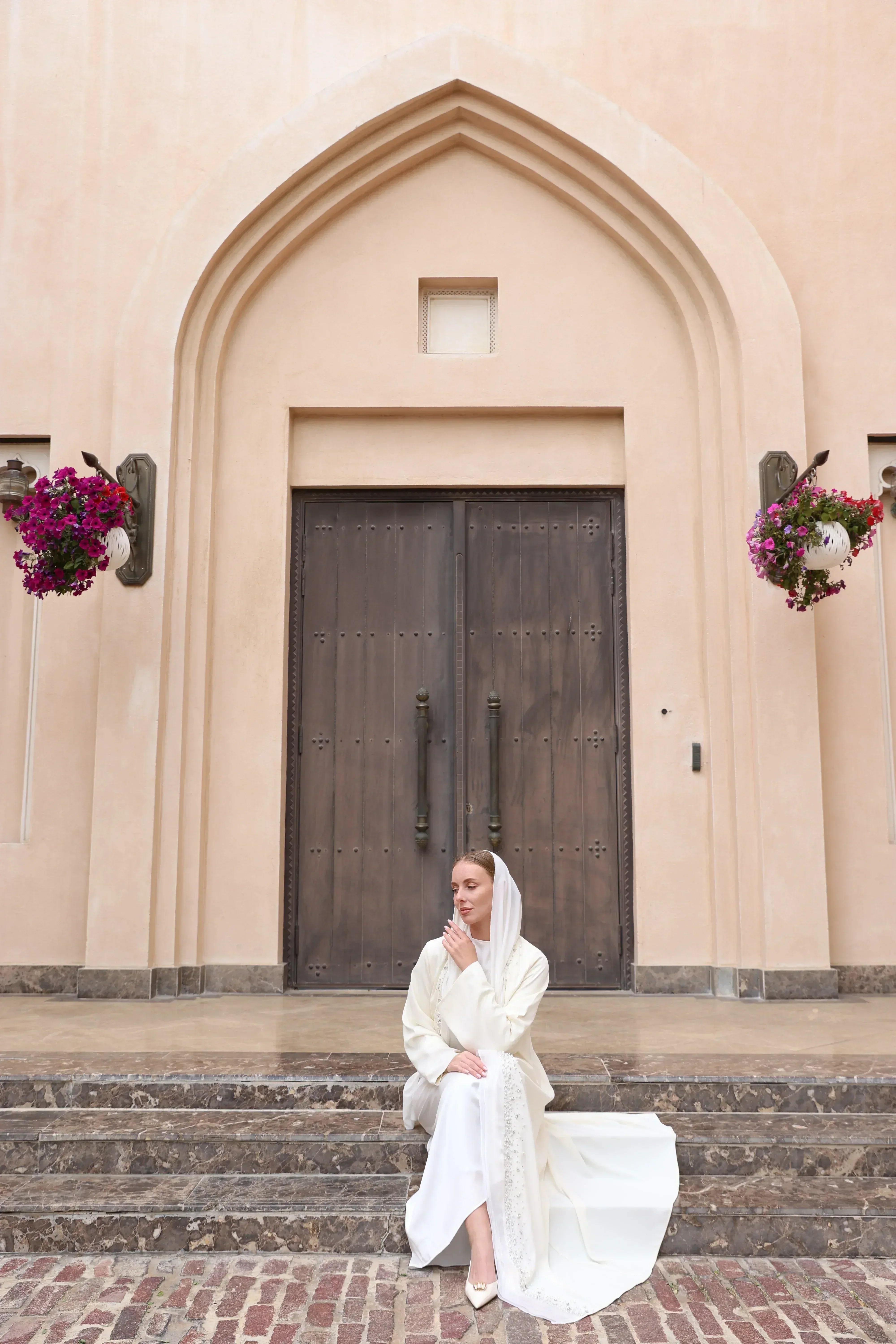 Özel İnci Taş İşlemeli Garni Detay Abaya - VIADEL Atelier