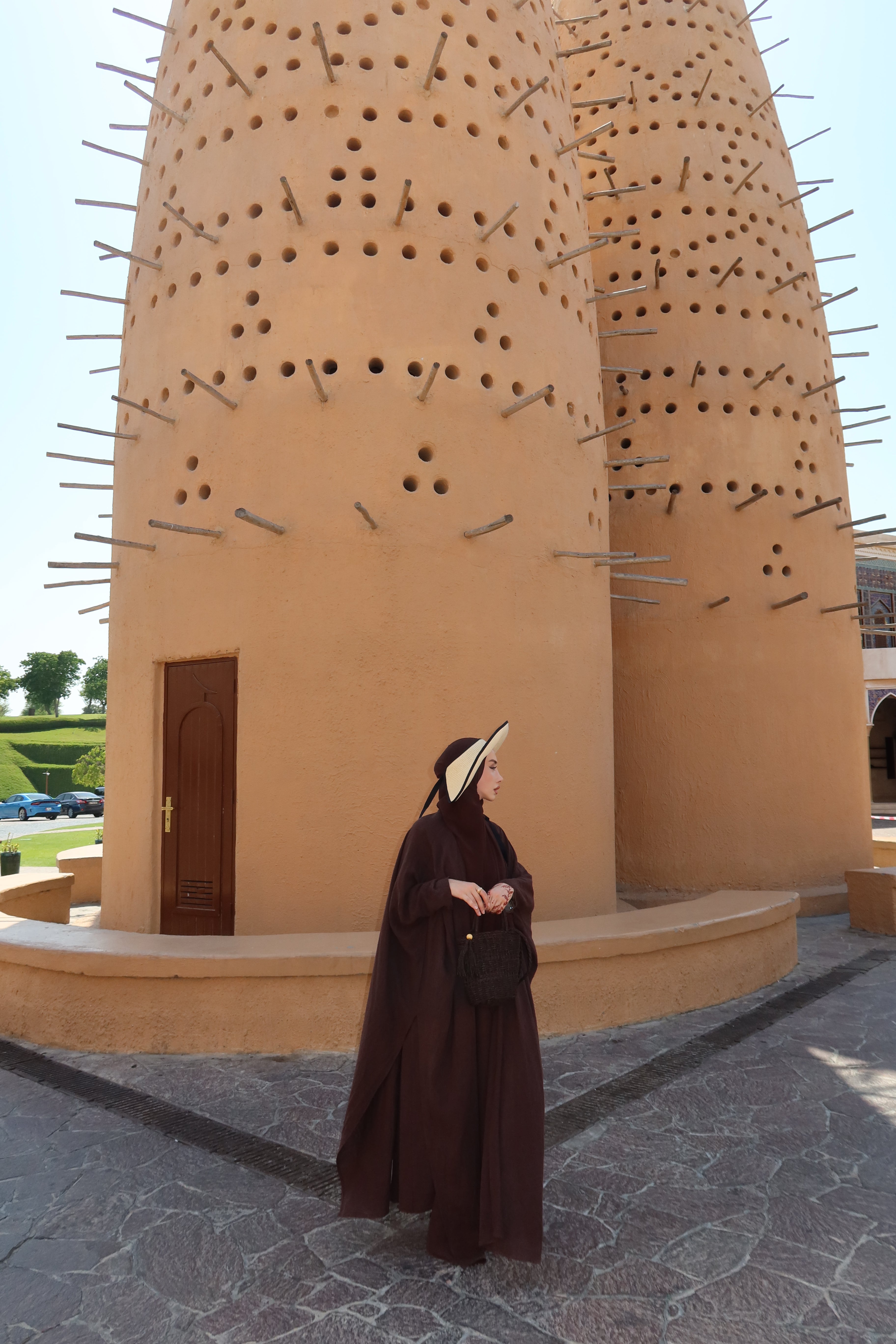 Yırtmaç Detaylı Kuşaklı Kahverengi İkili Abaya Takım