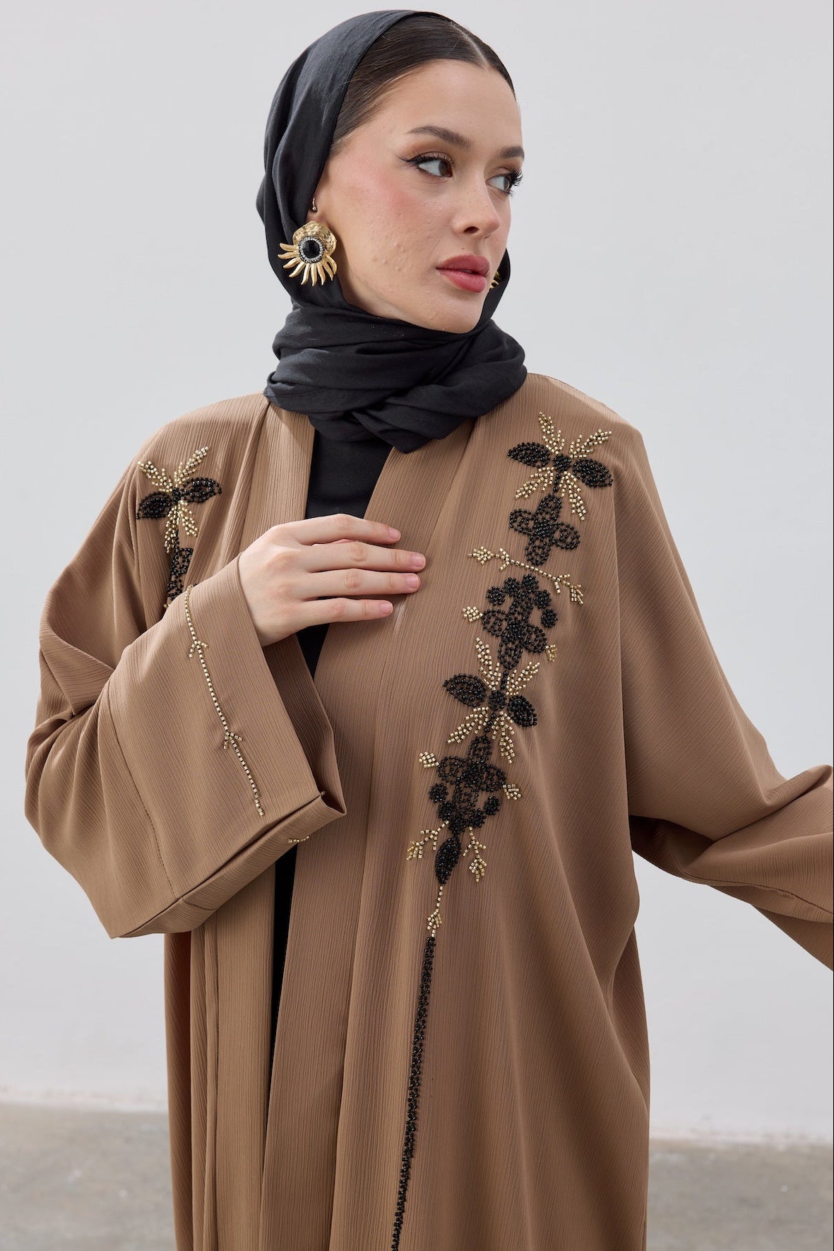 El İşlemeli Boncuk Detaylı Abaya