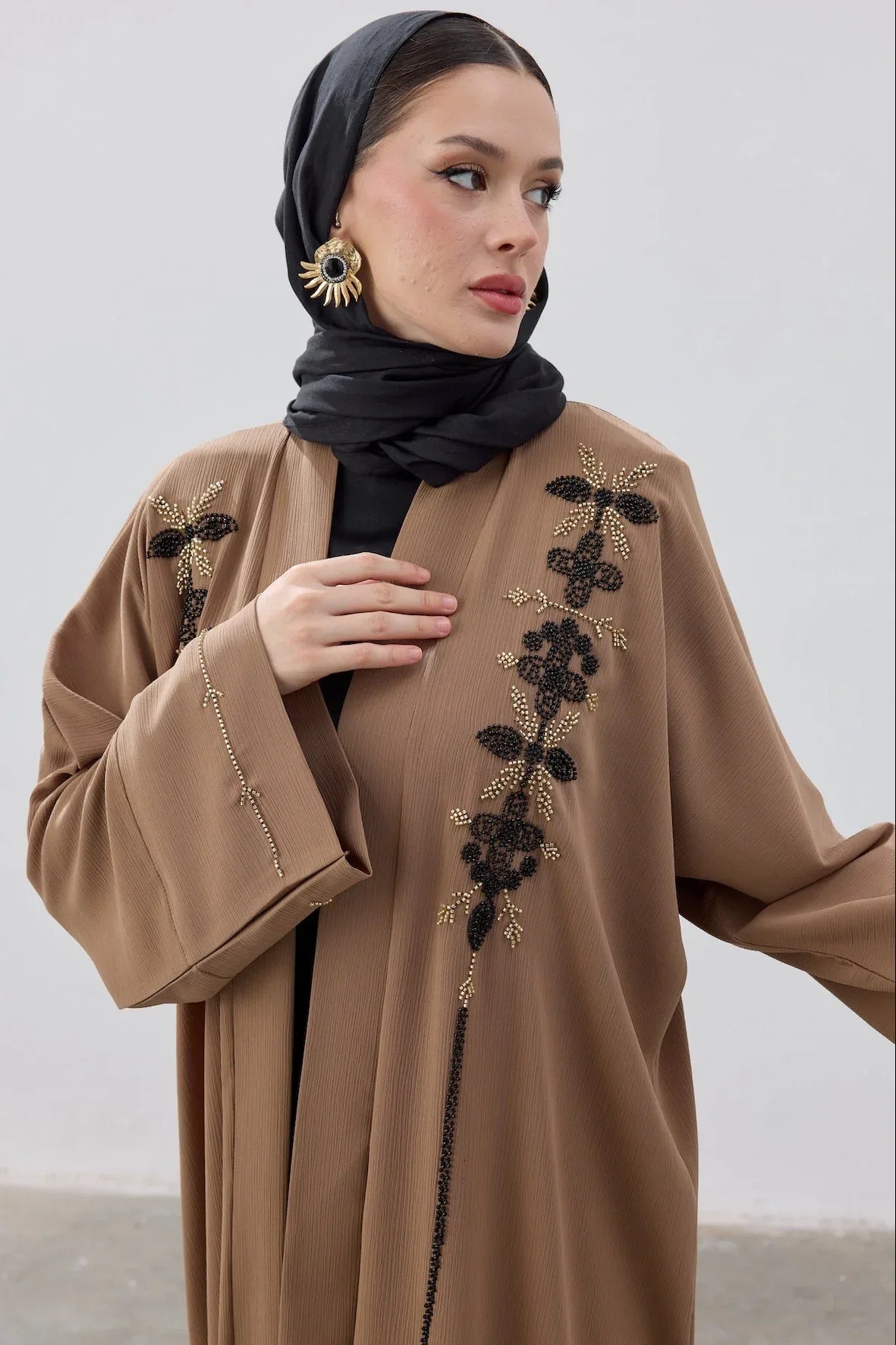 El İşlemeli Boncuk Detaylı Abaya - VIADEL Atelier
