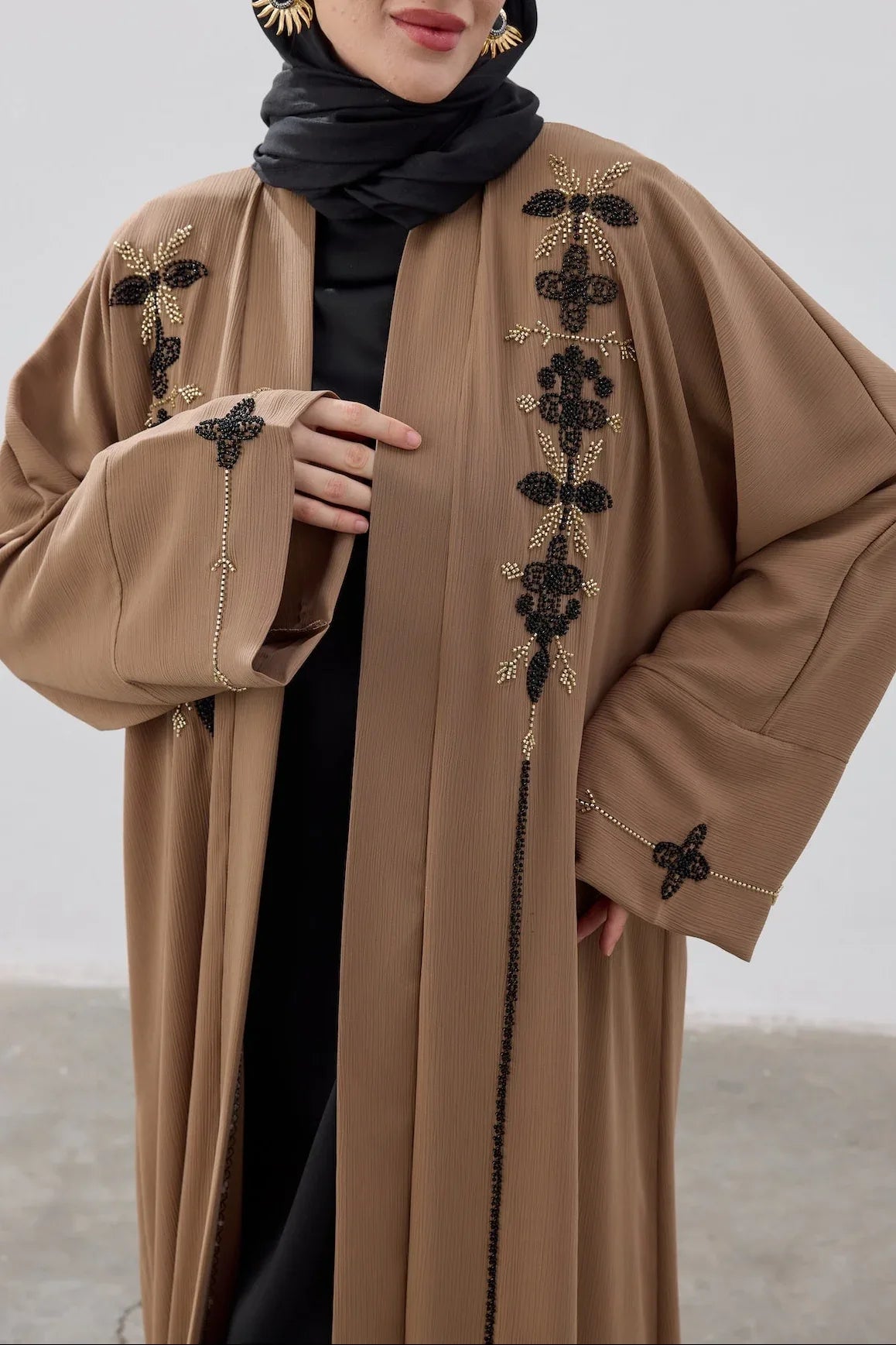 El İşlemeli Boncuk Detaylı Abaya - VIADEL Atelier