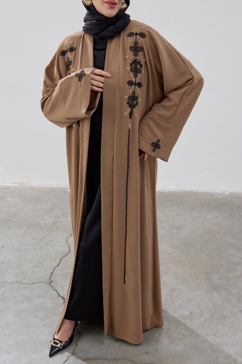 El İşlemeli Boncuk Detaylı Abaya