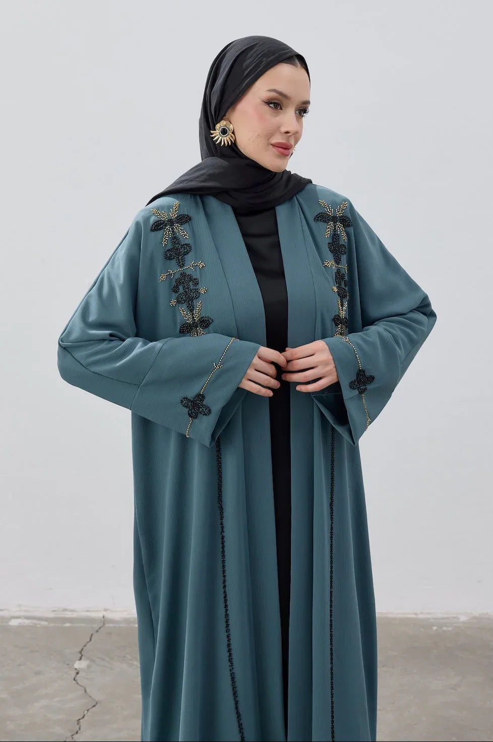 El İşlemeli Boncuk Detaylı Abaya - VIADEL Atelier