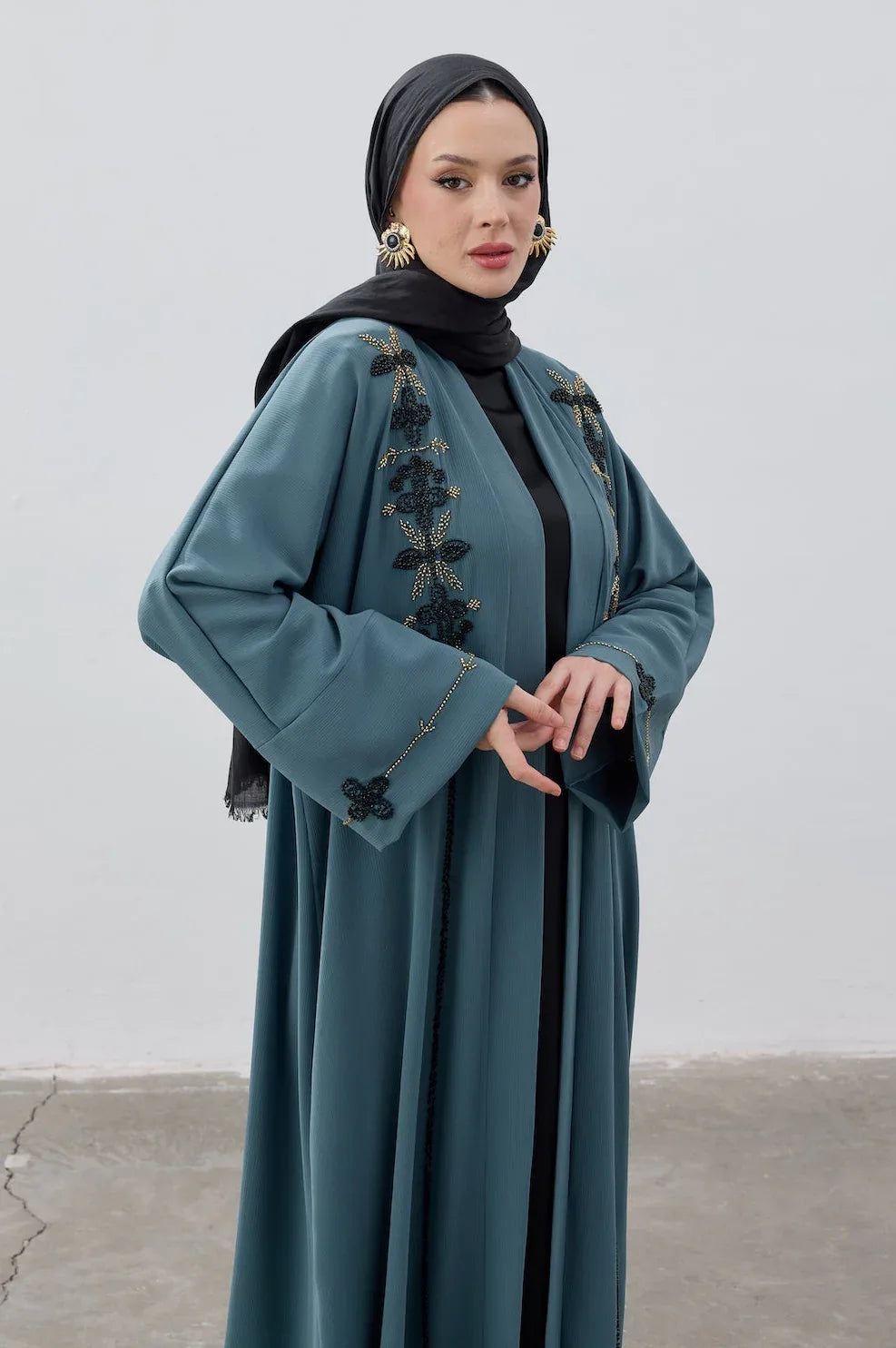 El İşlemeli Boncuk Detaylı Abaya - VIADEL Atelier