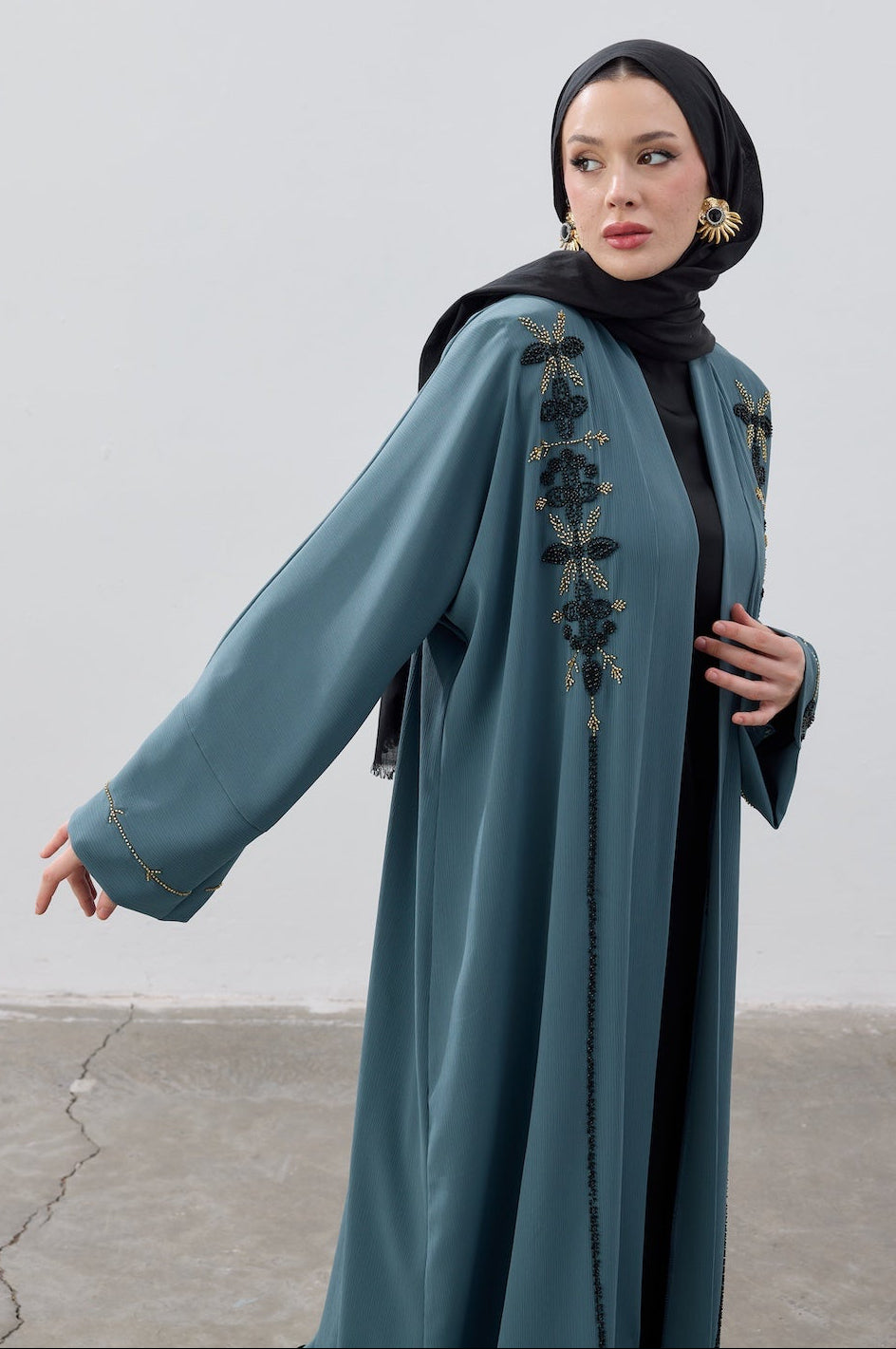 El İşlemeli Boncuk Detaylı Abaya