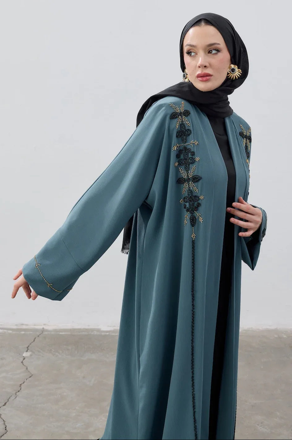 El İşlemeli Boncuk Detaylı Abaya - VIADEL Atelier